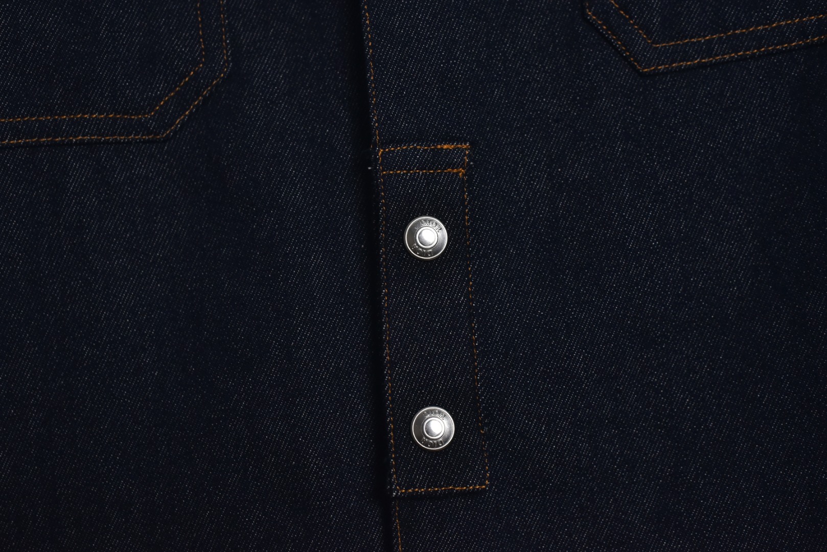 图片[4]-#Dior/迪奥 25Fw D皮标蓝斜纹牛仔衬衫外套 采用海军蓝色轻盈棉质斜纹面料制作，确保了穿着舒适性与耐用性的统一，具备良好的抗皱性和耐久性，此色彩的表现趋向于沉稳而不沉闷，简约口袋设计，此款保持了简洁的线条和结构，避免了过多装饰带来的繁复感，背面饰有皮革标牌，彰显品牌身份的同时，也体现了品牌对低调的极致追求，展现了克制的品牌展示方式，这种隐晦的标志设计，让懂得欣赏的人一眼便能识别其品质，而不至于显得过于张扬，采用实用版型设计，宽松而不臃肿的剪裁，适合多种身材穿着，既保证了舒适度，又确保了轮廓的优雅，搭配简约裤型产品，塑造干练而不失温和的专业形象，既能应对稍正式的场合，又不会显得过于刻意，这种搭配平衡了衬衫和外套的休闲感与场合需要的得体度，定制辅料三标，男女同款 尺码：39/S 40/M 41/L 42/XL-选品中心