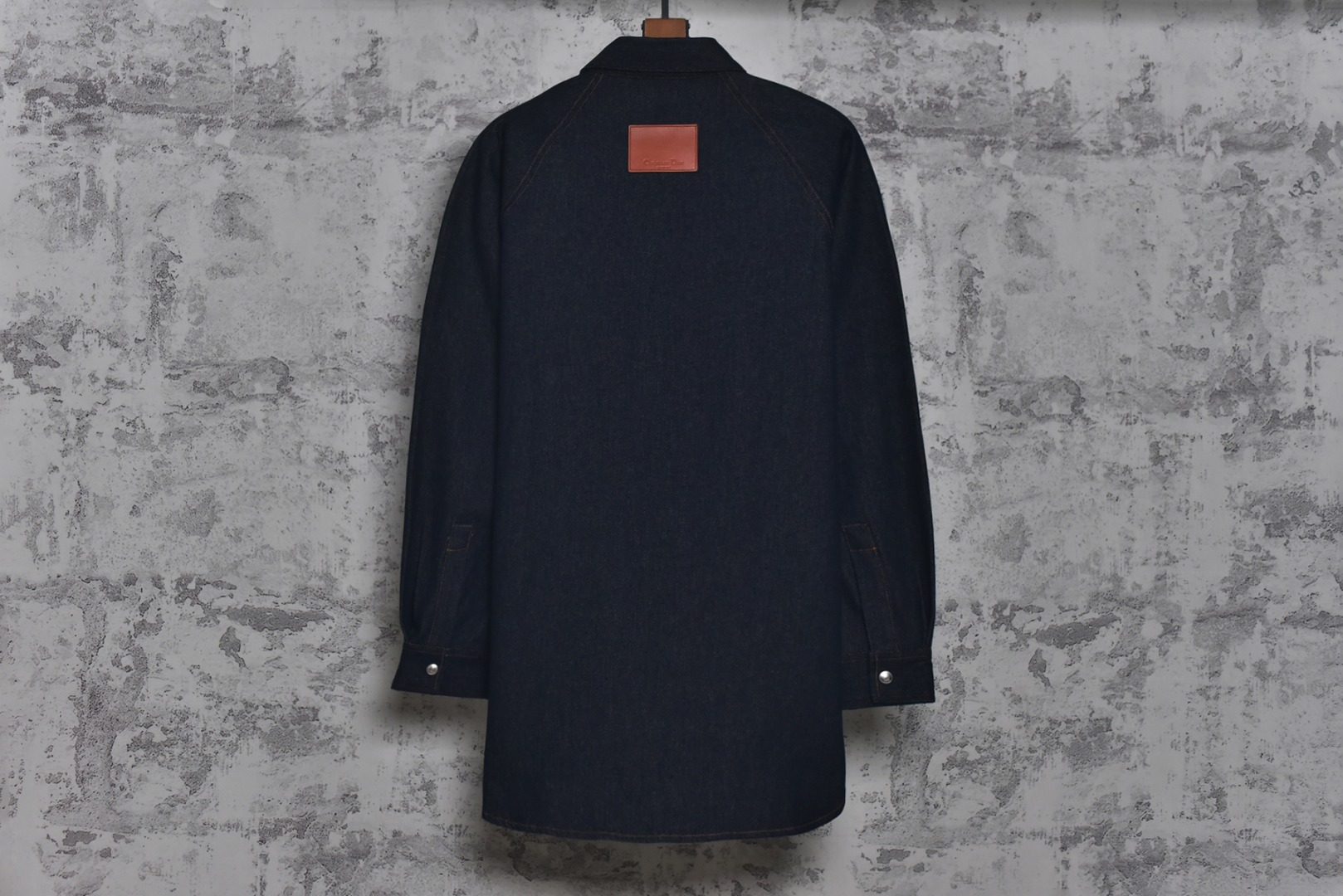 图片[2]-#Dior/迪奥 25Fw D皮标蓝斜纹牛仔衬衫外套 采用海军蓝色轻盈棉质斜纹面料制作，确保了穿着舒适性与耐用性的统一，具备良好的抗皱性和耐久性，此色彩的表现趋向于沉稳而不沉闷，简约口袋设计，此款保持了简洁的线条和结构，避免了过多装饰带来的繁复感，背面饰有皮革标牌，彰显品牌身份的同时，也体现了品牌对低调的极致追求，展现了克制的品牌展示方式，这种隐晦的标志设计，让懂得欣赏的人一眼便能识别其品质，而不至于显得过于张扬，采用实用版型设计，宽松而不臃肿的剪裁，适合多种身材穿着，既保证了舒适度，又确保了轮廓的优雅，搭配简约裤型产品，塑造干练而不失温和的专业形象，既能应对稍正式的场合，又不会显得过于刻意，这种搭配平衡了衬衫和外套的休闲感与场合需要的得体度，定制辅料三标，男女同款 尺码：39/S 40/M 41/L 42/XL-选品中心