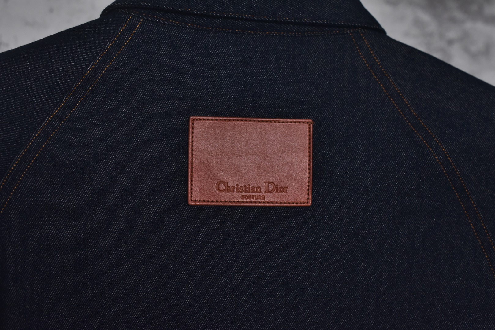 图片[3]-#Dior/迪奥 25Fw D皮标蓝斜纹牛仔衬衫外套 采用海军蓝色轻盈棉质斜纹面料制作，确保了穿着舒适性与耐用性的统一，具备良好的抗皱性和耐久性，此色彩的表现趋向于沉稳而不沉闷，简约口袋设计，此款保持了简洁的线条和结构，避免了过多装饰带来的繁复感，背面饰有皮革标牌，彰显品牌身份的同时，也体现了品牌对低调的极致追求，展现了克制的品牌展示方式，这种隐晦的标志设计，让懂得欣赏的人一眼便能识别其品质，而不至于显得过于张扬，采用实用版型设计，宽松而不臃肿的剪裁，适合多种身材穿着，既保证了舒适度，又确保了轮廓的优雅，搭配简约裤型产品，塑造干练而不失温和的专业形象，既能应对稍正式的场合，又不会显得过于刻意，这种搭配平衡了衬衫和外套的休闲感与场合需要的得体度，定制辅料三标，男女同款 尺码：39/S 40/M 41/L 42/XL-选品中心