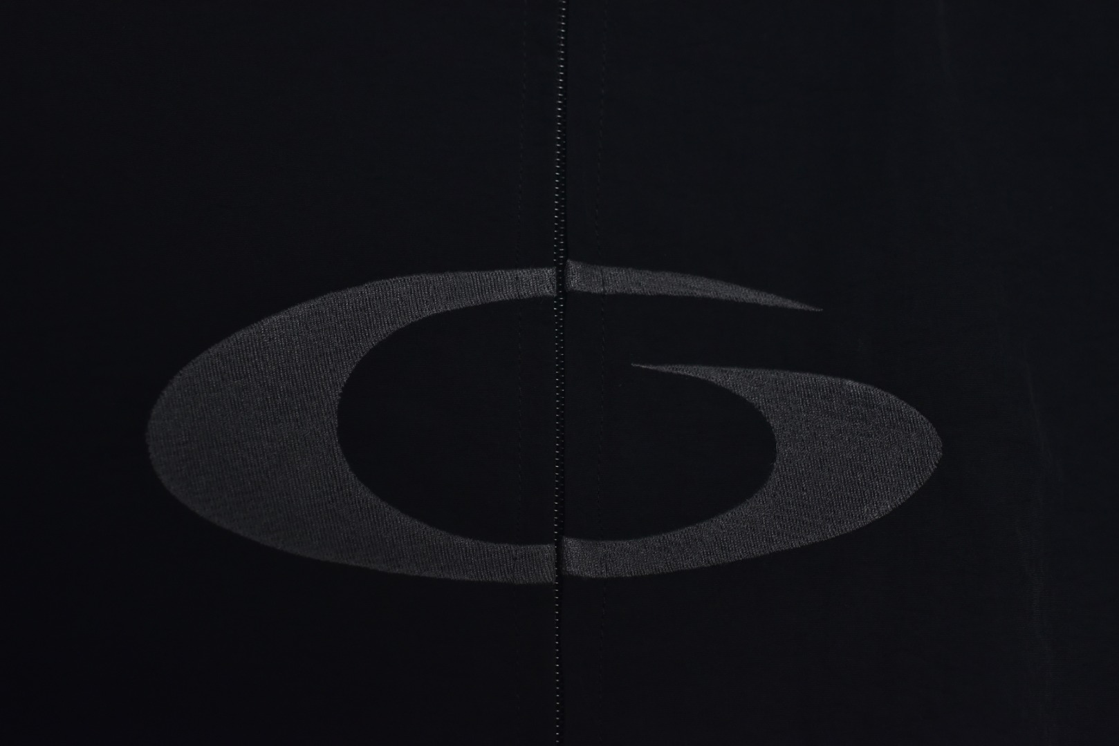 图片[3]-#Balenciaga/巴黎世家 25w 圆环线条连帽外套 采用定制消光塔丝隆专业面料，加施三防涂层工艺，特氟龙防污处理，抗油渍易清洁，聚酯高密鸟眼网布衬里，立体循环透气结构，快速导出湿气，防静电处理，秋冬季穿着更舒适，胸前刺绣工艺采用激光镂刻贴布烧花工艺，定制五金拉链双拉头LOGO，定制辅料三标 尺码：46 48 50 52-选品中心