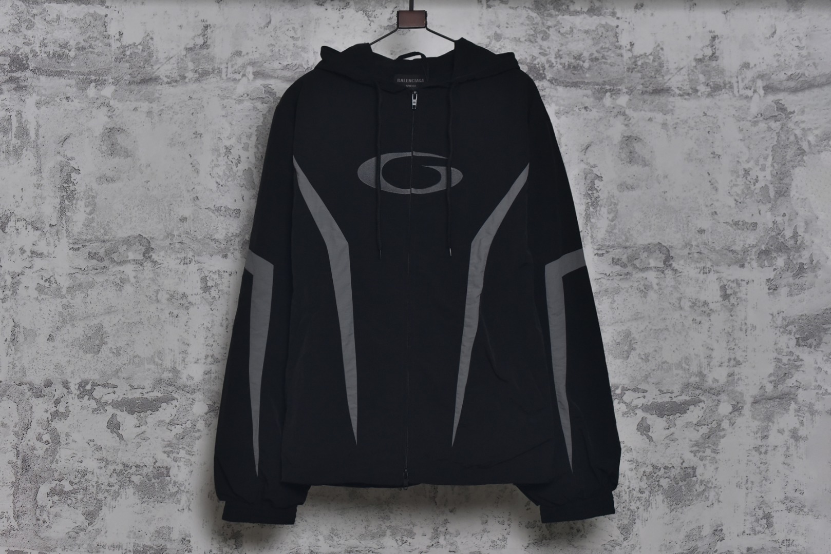 #Balenciaga/巴黎世家 25w 圆环线条连帽外套 采用定制消光塔丝隆专业面料，加施三防涂层工艺，特氟龙防污处理，抗油渍易清洁，聚酯高密鸟眼网布衬里，立体循环透气结构，快速导出湿气，防静电处理，秋冬季穿着更舒适，胸前刺绣工艺采用激光镂刻贴布烧花工艺，定制五金拉链双拉头LOGO，定制辅料三标 尺码：46 48 50 52-选品中心