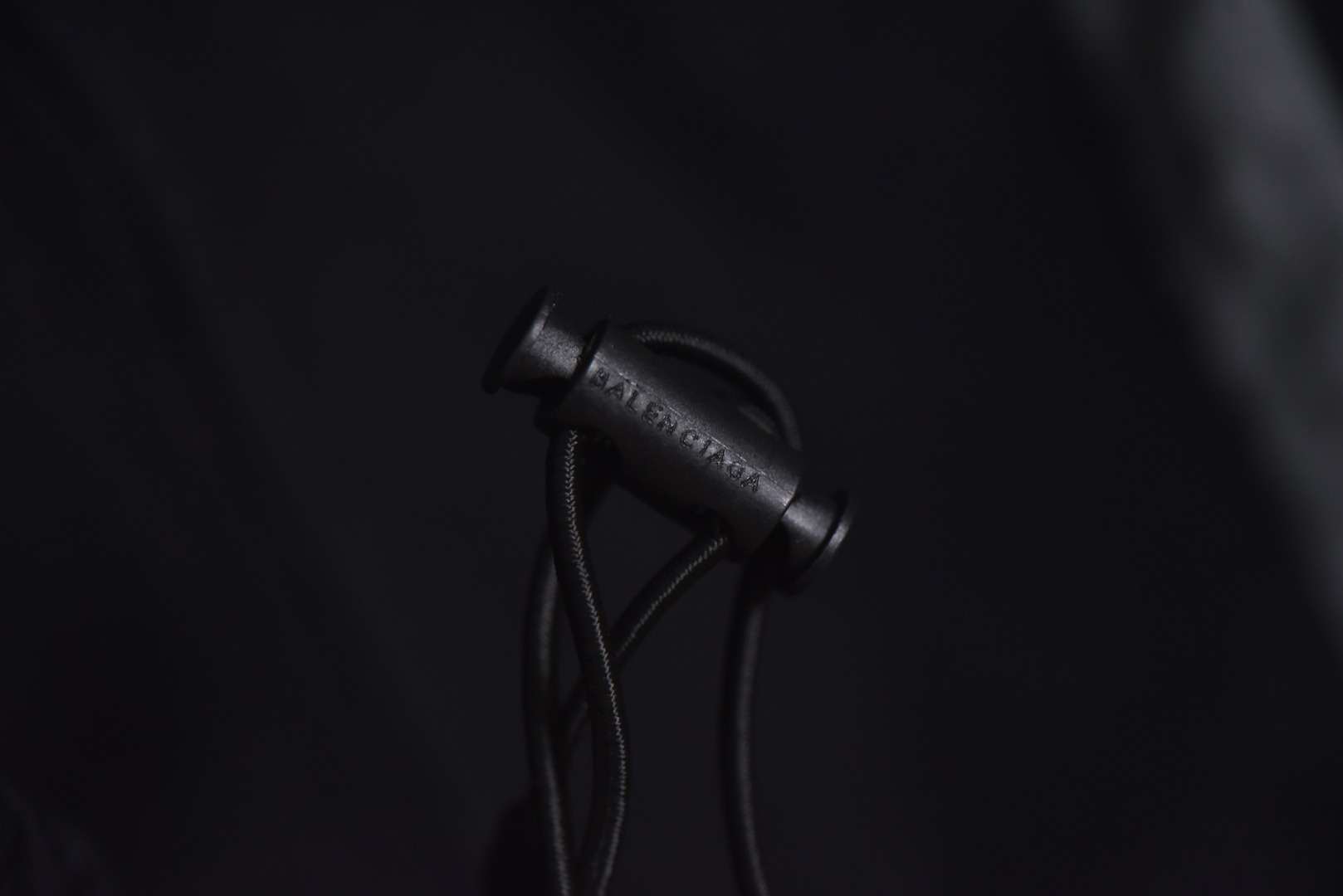 图片[4]-#Balenciaga/巴黎世家 25w 圆环线条连帽外套 采用定制消光塔丝隆专业面料，加施三防涂层工艺，特氟龙防污处理，抗油渍易清洁，聚酯高密鸟眼网布衬里，立体循环透气结构，快速导出湿气，防静电处理，秋冬季穿着更舒适，胸前刺绣工艺采用激光镂刻贴布烧花工艺，定制五金拉链双拉头LOGO，定制辅料三标 尺码：46 48 50 52-选品中心