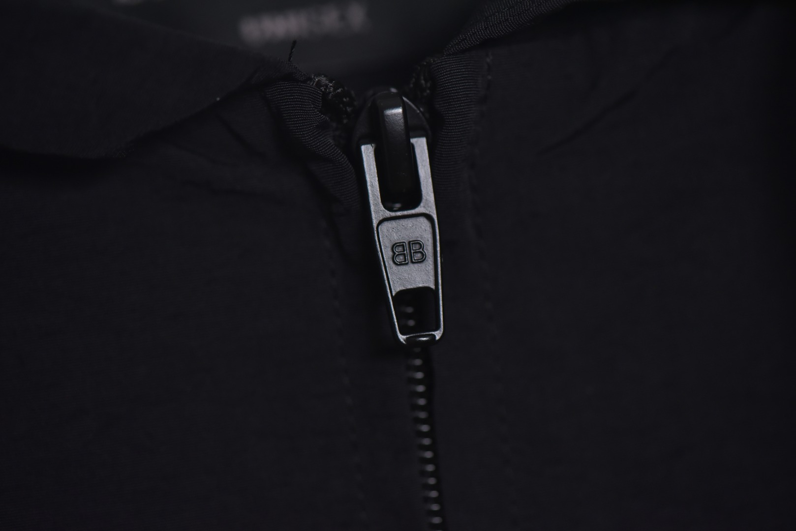 图片[5]-#Balenciaga/巴黎世家 25w 圆环线条连帽外套 采用定制消光塔丝隆专业面料，加施三防涂层工艺，特氟龙防污处理，抗油渍易清洁，聚酯高密鸟眼网布衬里，立体循环透气结构，快速导出湿气，防静电处理，秋冬季穿着更舒适，胸前刺绣工艺采用激光镂刻贴布烧花工艺，定制五金拉链双拉头LOGO，定制辅料三标 尺码：46 48 50 52-选品中心