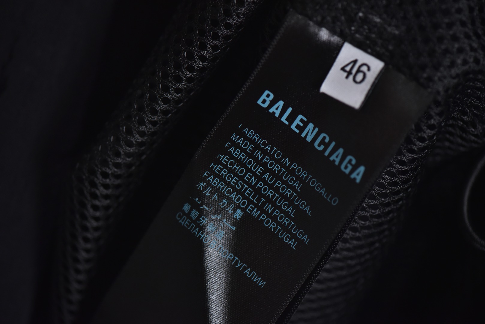 图片[7]-#Balenciaga/巴黎世家 25w 圆环线条连帽外套 采用定制消光塔丝隆专业面料，加施三防涂层工艺，特氟龙防污处理，抗油渍易清洁，聚酯高密鸟眼网布衬里，立体循环透气结构，快速导出湿气，防静电处理，秋冬季穿着更舒适，胸前刺绣工艺采用激光镂刻贴布烧花工艺，定制五金拉链双拉头LOGO，定制辅料三标 尺码：46 48 50 52-选品中心