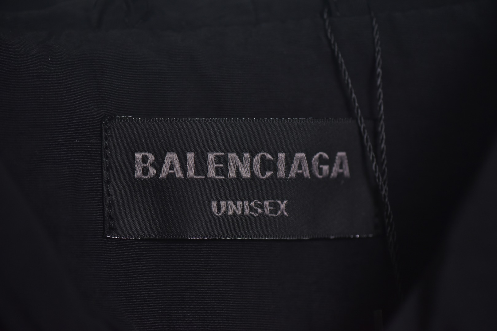 图片[6]-#Balenciaga/巴黎世家 25w 圆环线条连帽外套 采用定制消光塔丝隆专业面料，加施三防涂层工艺，特氟龙防污处理，抗油渍易清洁，聚酯高密鸟眼网布衬里，立体循环透气结构，快速导出湿气，防静电处理，秋冬季穿着更舒适，胸前刺绣工艺采用激光镂刻贴布烧花工艺，定制五金拉链双拉头LOGO，定制辅料三标 尺码：46 48 50 52-选品中心