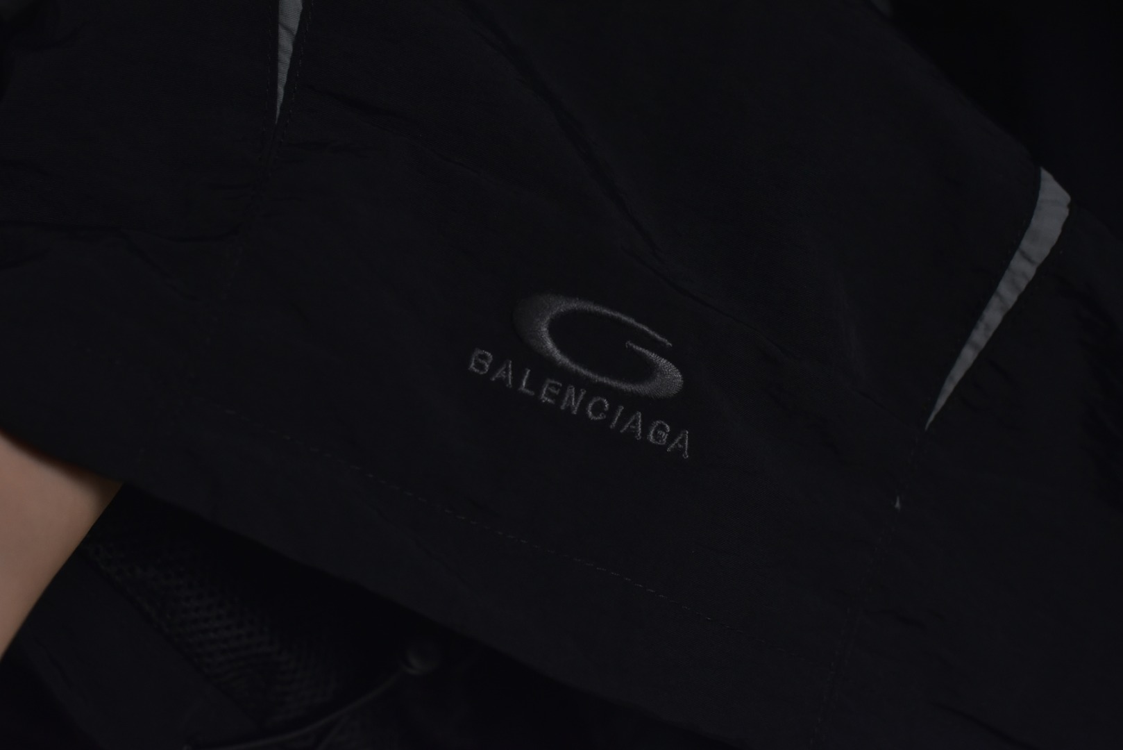 图片[9]-#Balenciaga/巴黎世家 25w 圆环线条连帽外套 采用定制消光塔丝隆专业面料，加施三防涂层工艺，特氟龙防污处理，抗油渍易清洁，聚酯高密鸟眼网布衬里，立体循环透气结构，快速导出湿气，防静电处理，秋冬季穿着更舒适，胸前刺绣工艺采用激光镂刻贴布烧花工艺，定制五金拉链双拉头LOGO，定制辅料三标 尺码：46 48 50 52-选品中心
