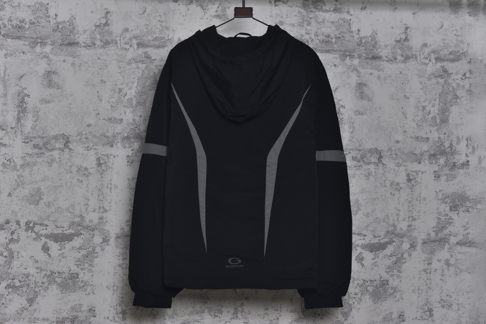 图片[2]-#Balenciaga/巴黎世家 25w 圆环线条连帽外套 采用定制消光塔丝隆专业面料，加施三防涂层工艺，特氟龙防污处理，抗油渍易清洁，聚酯高密鸟眼网布衬里，立体循环透气结构，快速导出湿气，防静电处理，秋冬季穿着更舒适，胸前刺绣工艺采用激光镂刻贴布烧花工艺，定制五金拉链双拉头LOGO，定制辅料三标 尺码：46 48 50 52-选品中心