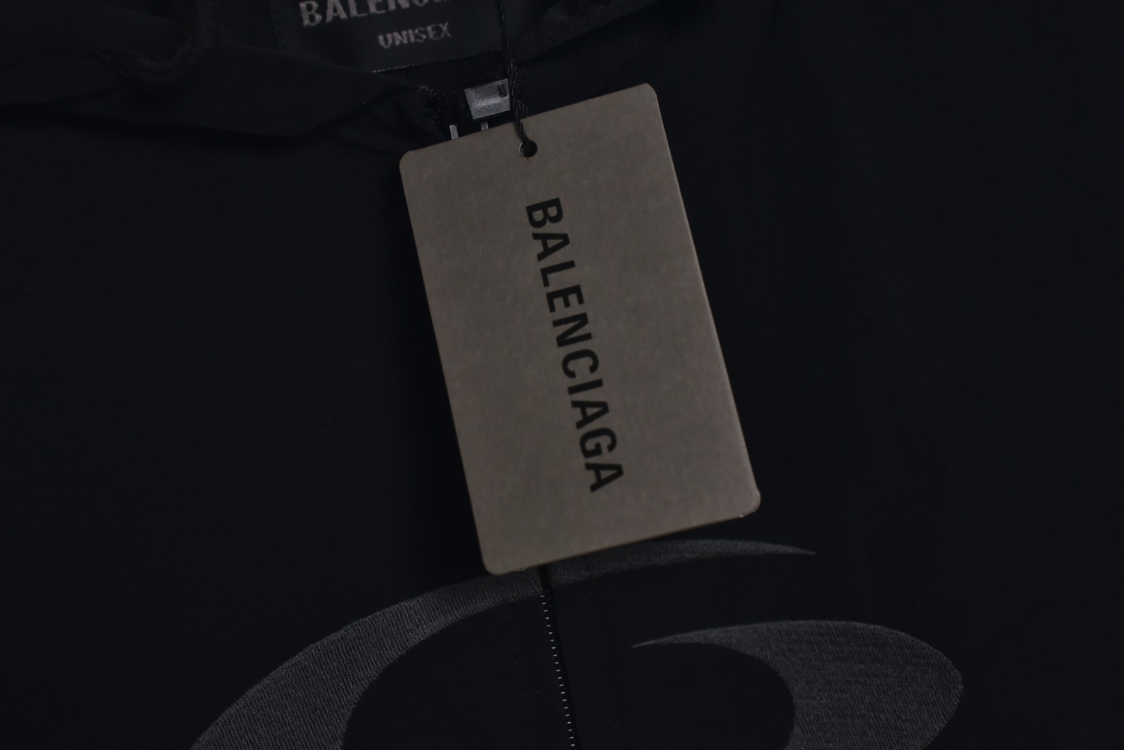 图片[8]-#Balenciaga/巴黎世家 25w 圆环线条连帽外套 采用定制消光塔丝隆专业面料，加施三防涂层工艺，特氟龙防污处理，抗油渍易清洁，聚酯高密鸟眼网布衬里，立体循环透气结构，快速导出湿气，防静电处理，秋冬季穿着更舒适，胸前刺绣工艺采用激光镂刻贴布烧花工艺，定制五金拉链双拉头LOGO，定制辅料三标 尺码：46 48 50 52-选品中心