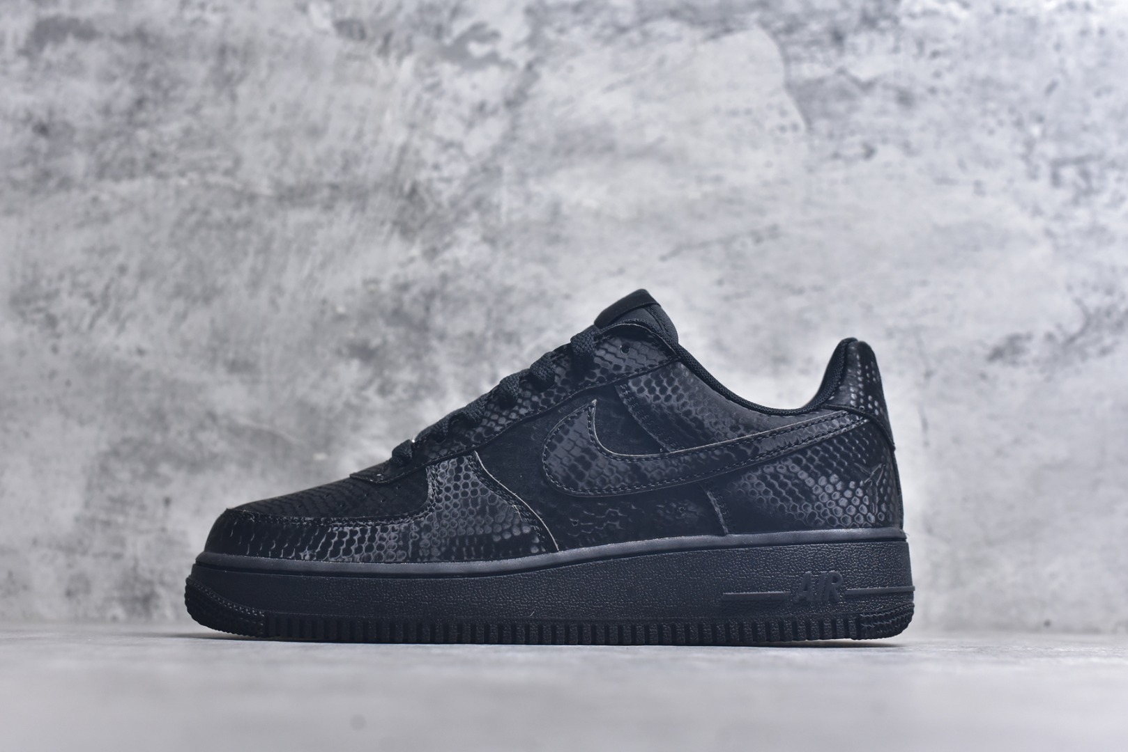 #Kobe Bryant x NK Air Force 1 Low 黑曼巴 科比联名款空军一号低帮休闲板鞋 IB0018-003 市售最高版本 原厂皮料打造 原鞋原楦头纸板开发 高端外贸零售专供品质 全方位细节到位 IB0018-003尺码：40 40.5 41 42 42.5 43 44 44.5 45 46 47.5-选品中心