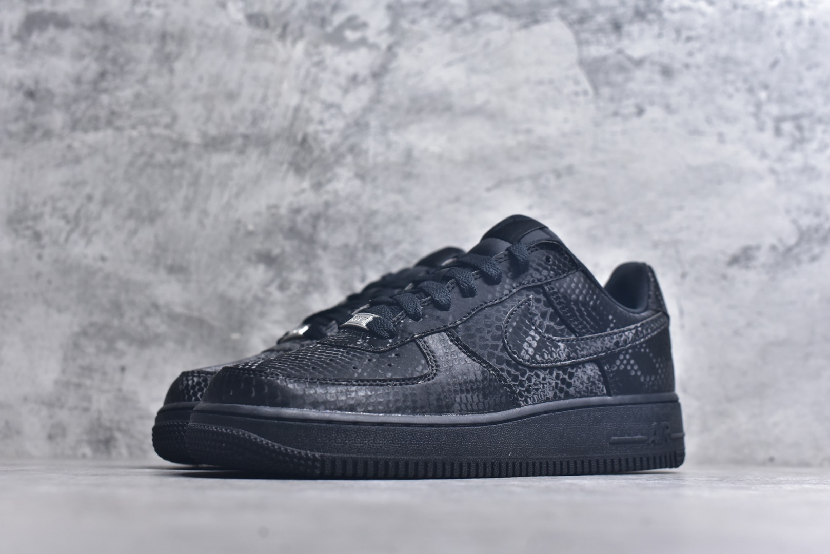 图片[2]-#Kobe Bryant x NK Air Force 1 Low 黑曼巴 科比联名款空军一号低帮休闲板鞋 IB0018-003 市售最高版本 原厂皮料打造 原鞋原楦头纸板开发 高端外贸零售专供品质 全方位细节到位 IB0018-003尺码：40 40.5 41 42 42.5 43 44 44.5 45 46 47.5-选品中心