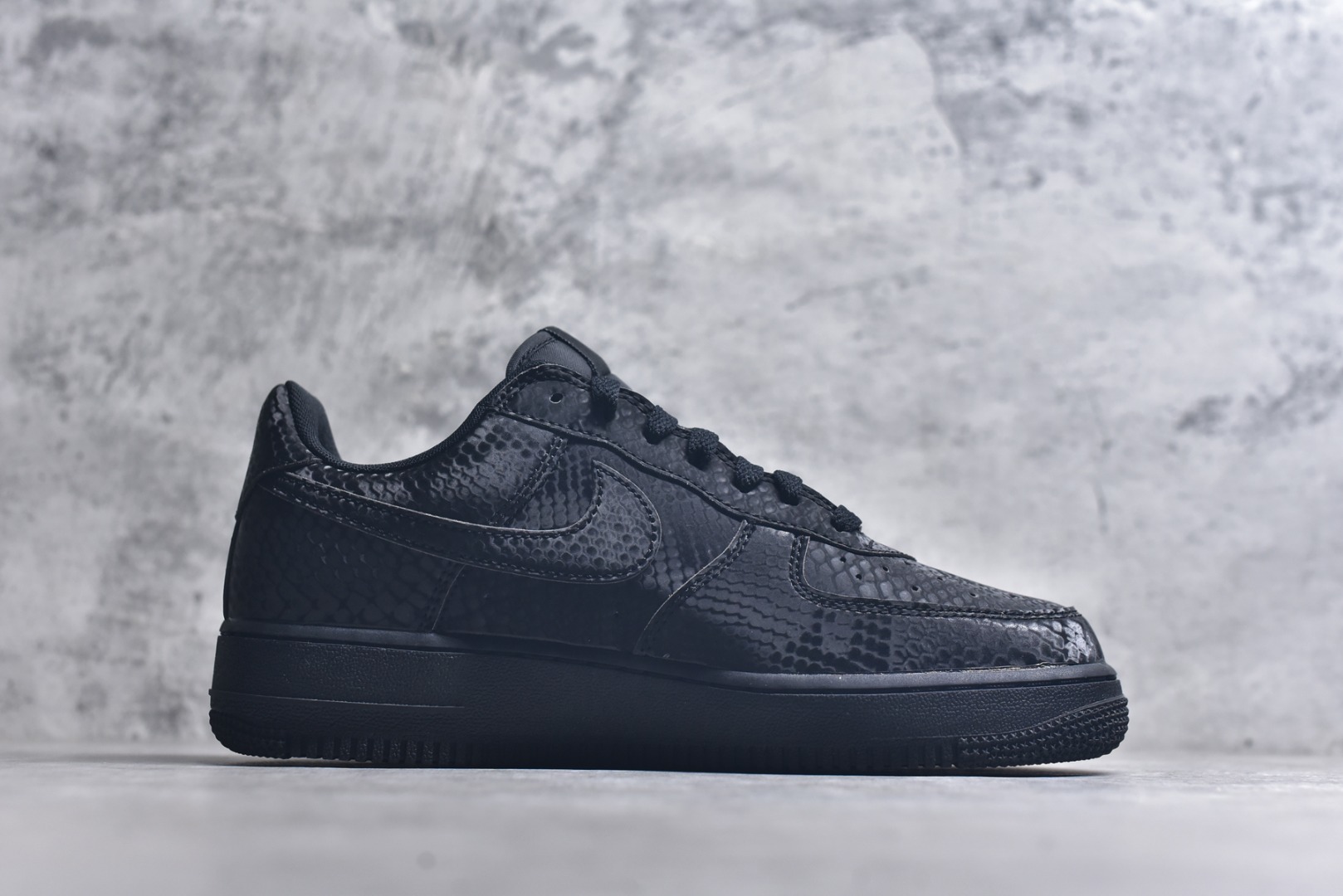 图片[3]-#Kobe Bryant x NK Air Force 1 Low 黑曼巴 科比联名款空军一号低帮休闲板鞋 IB0018-003 市售最高版本 原厂皮料打造 原鞋原楦头纸板开发 高端外贸零售专供品质 全方位细节到位 IB0018-003尺码：40 40.5 41 42 42.5 43 44 44.5 45 46 47.5-选品中心