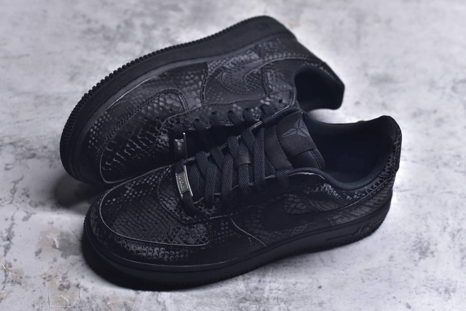 图片[7]-#Kobe Bryant x NK Air Force 1 Low 黑曼巴 科比联名款空军一号低帮休闲板鞋 IB0018-003 市售最高版本 原厂皮料打造 原鞋原楦头纸板开发 高端外贸零售专供品质 全方位细节到位 IB0018-003尺码：40 40.5 41 42 42.5 43 44 44.5 45 46 47.5-选品中心