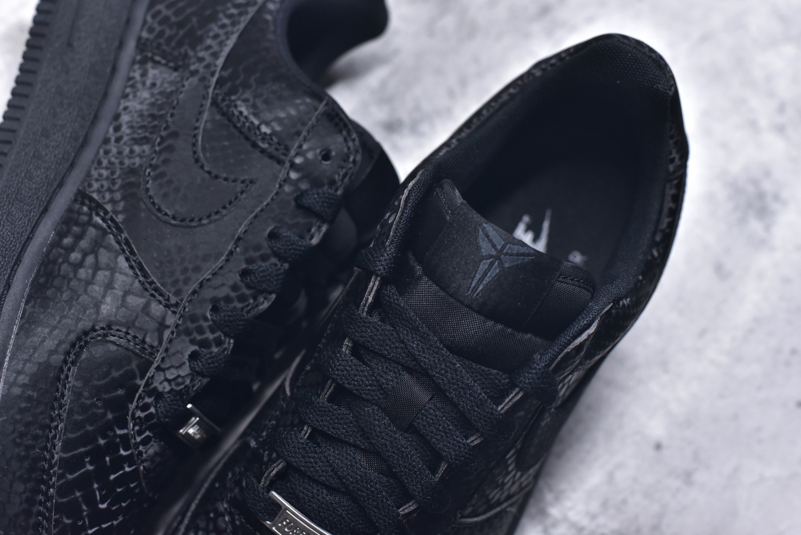 图片[9]-#Kobe Bryant x NK Air Force 1 Low 黑曼巴 科比联名款空军一号低帮休闲板鞋 IB0018-003 市售最高版本 原厂皮料打造 原鞋原楦头纸板开发 高端外贸零售专供品质 全方位细节到位 IB0018-003尺码：40 40.5 41 42 42.5 43 44 44.5 45 46 47.5-选品中心