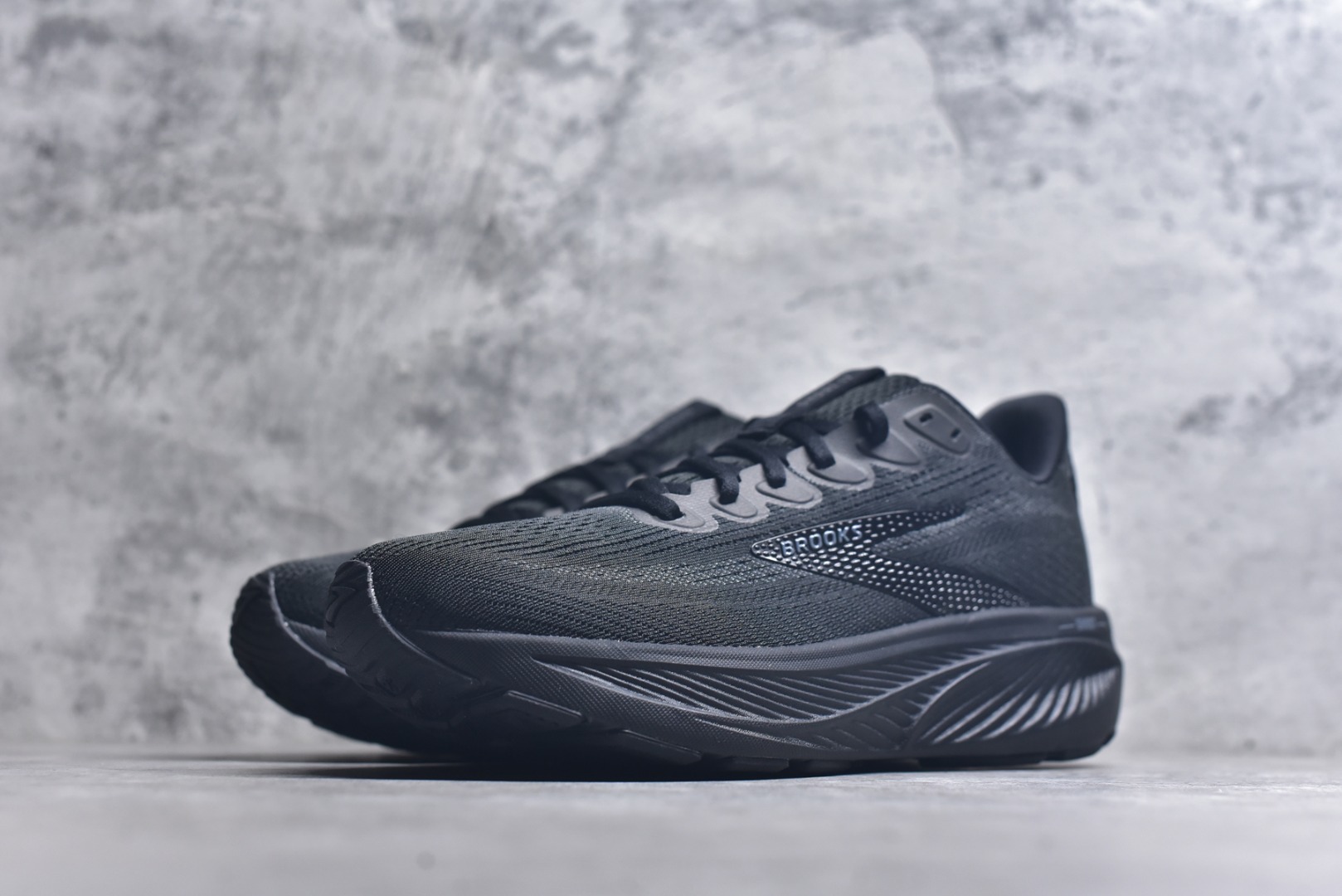 图片[2]-#Brooks布鲁克斯 Ghost 17 马拉松舒适百搭防滑耐磨低帮跑步鞋 Brooks 四大跑鞋之一 百年品牌 跑鞋从外形上基本就能判断这是一款速度跑鞋 简洁干练的外形结构和极强的运动流线型看着非常有速度感 上脚的第一感觉是非常轻 美码9码的鞋单只206g不到 从个人偏好来说 200g左右的竞速鞋最具安全感 鞋面采用单层网布 很薄 前掌使用了大量开放式网眼 排气直接快速 透气性上乘 鞋舌也是轻量化设计 仅为一层麂皮 和脚背完美贴合 鞋舌中央有个防偏穿孔 从实际穿着来看 通常鞋舌都是外偏 如果是防偏穿孔位于中心 防偏效果其实并不十分有效 如果采用趋外侧的偏心设计更有效 鞋帮泡棉填充量不大 但非常紧凑 贴合舒适 包裹稳固 内置硬质TPU保证必要的稳定性 跑鞋中底采用的是DNA FLASH科技材料 DNA FLASH中底科技 是Brooks第一款将氮气注入中底的创新科技 主要原理是借助“超临界流体”发泡技术 将液态氮稳定的转化为气态氮 并使其均匀地形成无数紧密贴合的密闭式气囊结构 尺码：36 36.5 37.5 38 38.5 39 40 40.5 41 42 42.5 43 44 44.5 45-选品中心