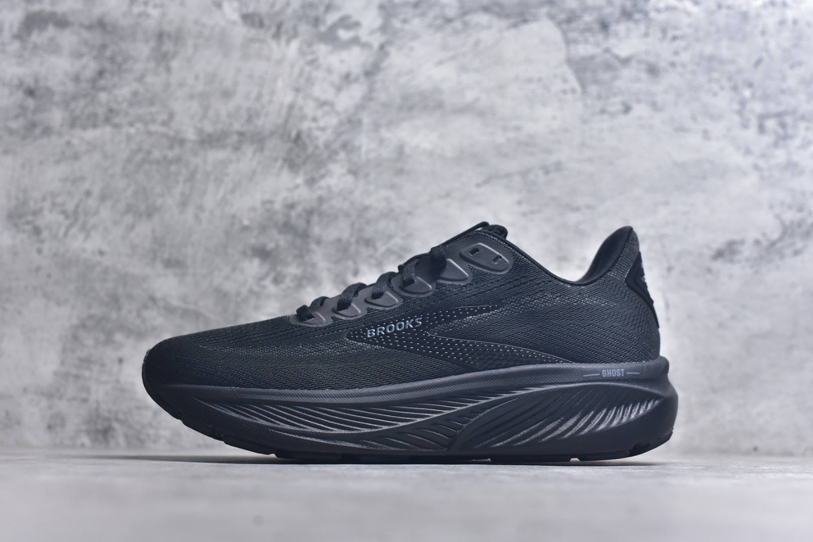 #Brooks布鲁克斯 Ghost 17 马拉松舒适百搭防滑耐磨低帮跑步鞋 Brooks 四大跑鞋之一 百年品牌 跑鞋从外形上基本就能判断这是一款速度跑鞋 简洁干练的外形结构和极强的运动流线型看着非常有速度感 上脚的第一感觉是非常轻 美码9码的鞋单只206g不到 从个人偏好来说 200g左右的竞速鞋最具安全感 鞋面采用单层网布 很薄 前掌使用了大量开放式网眼 排气直接快速 透气性上乘 鞋舌也是轻量化设计 仅为一层麂皮 和脚背完美贴合 鞋舌中央有个防偏穿孔 从实际穿着来看 通常鞋舌都是外偏 如果是防偏穿孔位于中心 防偏效果其实并不十分有效 如果采用趋外侧的偏心设计更有效 鞋帮泡棉填充量不大 但非常紧凑 贴合舒适 包裹稳固 内置硬质TPU保证必要的稳定性 跑鞋中底采用的是DNA FLASH科技材料 DNA FLASH中底科技 是Brooks第一款将氮气注入中底的创新科技 主要原理是借助“超临界流体”发泡技术 将液态氮稳定的转化为气态氮 并使其均匀地形成无数紧密贴合的密闭式气囊结构 尺码：36 36.5 37.5 38 38.5 39 40 40.5 41 42 42.5 43 44 44.5 45-选品中心