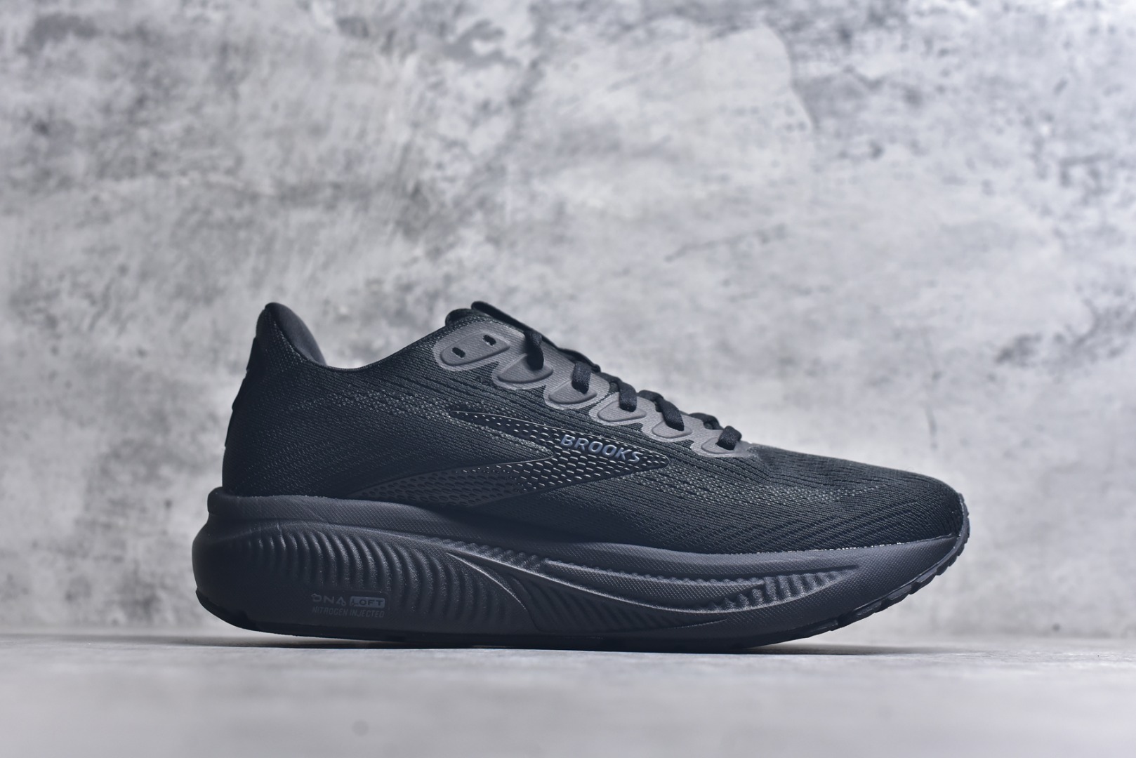 图片[3]-#Brooks布鲁克斯 Ghost 17 马拉松舒适百搭防滑耐磨低帮跑步鞋 Brooks 四大跑鞋之一 百年品牌 跑鞋从外形上基本就能判断这是一款速度跑鞋 简洁干练的外形结构和极强的运动流线型看着非常有速度感 上脚的第一感觉是非常轻 美码9码的鞋单只206g不到 从个人偏好来说 200g左右的竞速鞋最具安全感 鞋面采用单层网布 很薄 前掌使用了大量开放式网眼 排气直接快速 透气性上乘 鞋舌也是轻量化设计 仅为一层麂皮 和脚背完美贴合 鞋舌中央有个防偏穿孔 从实际穿着来看 通常鞋舌都是外偏 如果是防偏穿孔位于中心 防偏效果其实并不十分有效 如果采用趋外侧的偏心设计更有效 鞋帮泡棉填充量不大 但非常紧凑 贴合舒适 包裹稳固 内置硬质TPU保证必要的稳定性 跑鞋中底采用的是DNA FLASH科技材料 DNA FLASH中底科技 是Brooks第一款将氮气注入中底的创新科技 主要原理是借助“超临界流体”发泡技术 将液态氮稳定的转化为气态氮 并使其均匀地形成无数紧密贴合的密闭式气囊结构 尺码：36 36.5 37.5 38 38.5 39 40 40.5 41 42 42.5 43 44 44.5 45-选品中心