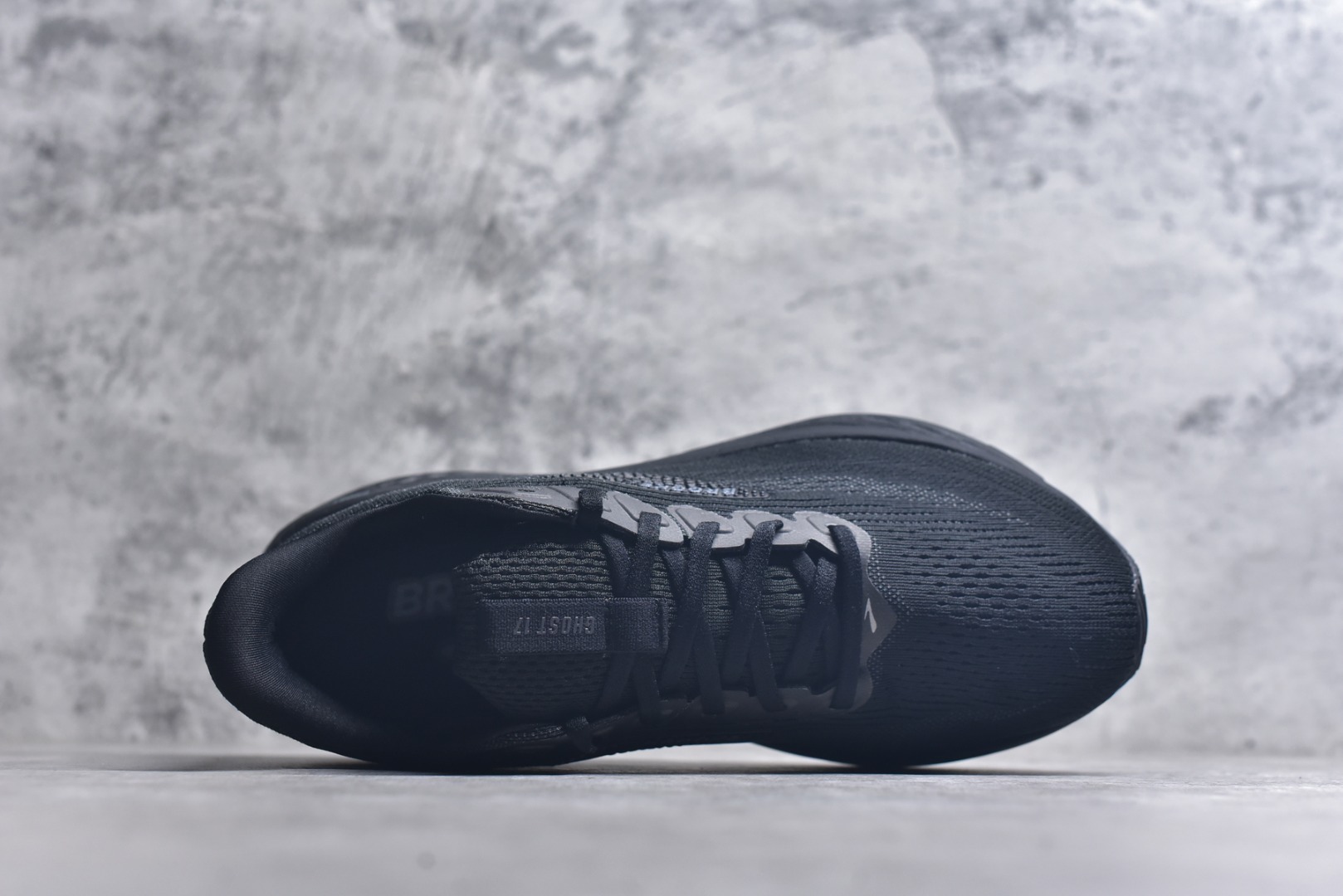 图片[4]-#Brooks布鲁克斯 Ghost 17 马拉松舒适百搭防滑耐磨低帮跑步鞋 Brooks 四大跑鞋之一 百年品牌 跑鞋从外形上基本就能判断这是一款速度跑鞋 简洁干练的外形结构和极强的运动流线型看着非常有速度感 上脚的第一感觉是非常轻 美码9码的鞋单只206g不到 从个人偏好来说 200g左右的竞速鞋最具安全感 鞋面采用单层网布 很薄 前掌使用了大量开放式网眼 排气直接快速 透气性上乘 鞋舌也是轻量化设计 仅为一层麂皮 和脚背完美贴合 鞋舌中央有个防偏穿孔 从实际穿着来看 通常鞋舌都是外偏 如果是防偏穿孔位于中心 防偏效果其实并不十分有效 如果采用趋外侧的偏心设计更有效 鞋帮泡棉填充量不大 但非常紧凑 贴合舒适 包裹稳固 内置硬质TPU保证必要的稳定性 跑鞋中底采用的是DNA FLASH科技材料 DNA FLASH中底科技 是Brooks第一款将氮气注入中底的创新科技 主要原理是借助“超临界流体”发泡技术 将液态氮稳定的转化为气态氮 并使其均匀地形成无数紧密贴合的密闭式气囊结构 尺码：36 36.5 37.5 38 38.5 39 40 40.5 41 42 42.5 43 44 44.5 45-选品中心