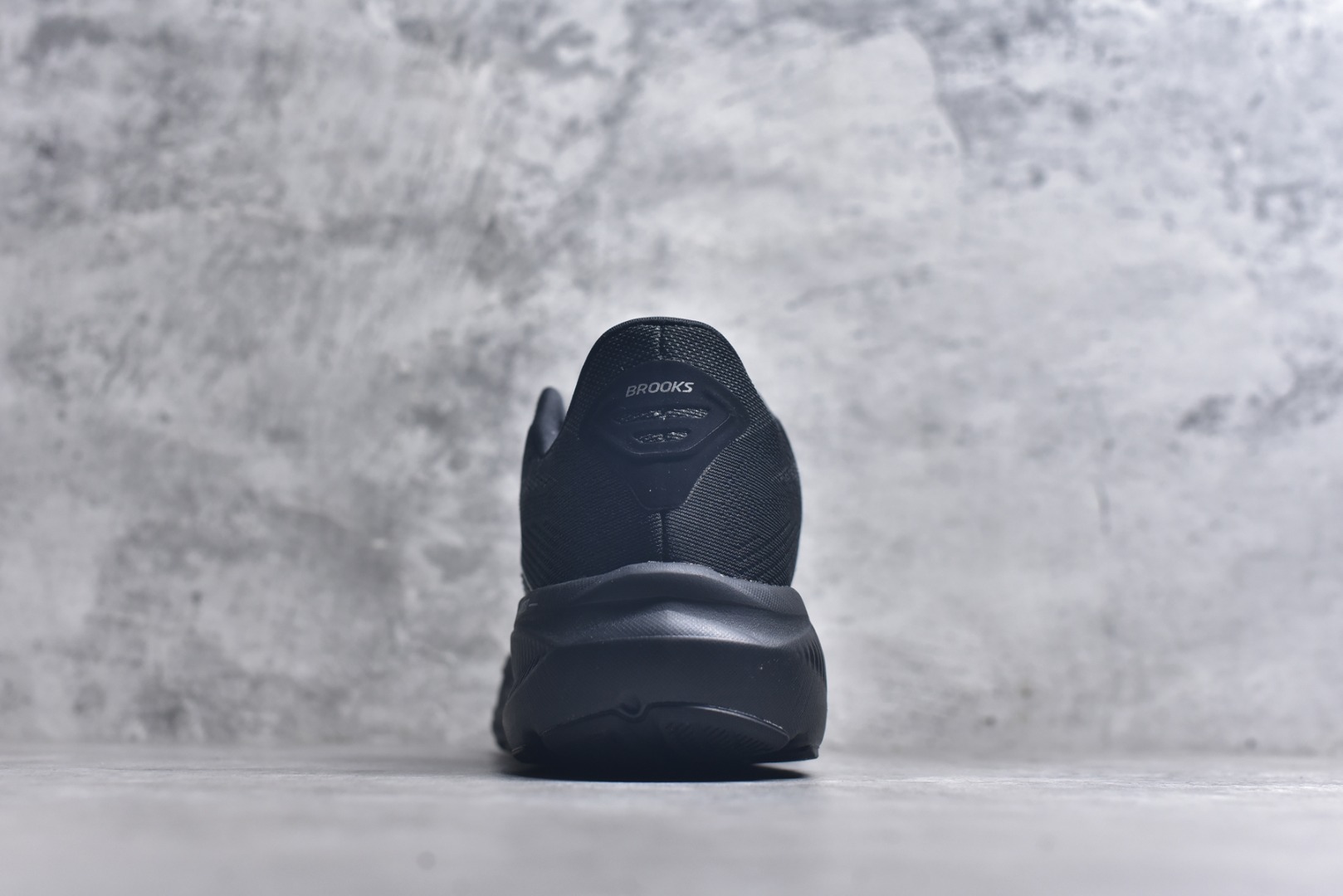 图片[5]-#Brooks布鲁克斯 Ghost 17 马拉松舒适百搭防滑耐磨低帮跑步鞋 Brooks 四大跑鞋之一 百年品牌 跑鞋从外形上基本就能判断这是一款速度跑鞋 简洁干练的外形结构和极强的运动流线型看着非常有速度感 上脚的第一感觉是非常轻 美码9码的鞋单只206g不到 从个人偏好来说 200g左右的竞速鞋最具安全感 鞋面采用单层网布 很薄 前掌使用了大量开放式网眼 排气直接快速 透气性上乘 鞋舌也是轻量化设计 仅为一层麂皮 和脚背完美贴合 鞋舌中央有个防偏穿孔 从实际穿着来看 通常鞋舌都是外偏 如果是防偏穿孔位于中心 防偏效果其实并不十分有效 如果采用趋外侧的偏心设计更有效 鞋帮泡棉填充量不大 但非常紧凑 贴合舒适 包裹稳固 内置硬质TPU保证必要的稳定性 跑鞋中底采用的是DNA FLASH科技材料 DNA FLASH中底科技 是Brooks第一款将氮气注入中底的创新科技 主要原理是借助“超临界流体”发泡技术 将液态氮稳定的转化为气态氮 并使其均匀地形成无数紧密贴合的密闭式气囊结构 尺码：36 36.5 37.5 38 38.5 39 40 40.5 41 42 42.5 43 44 44.5 45-选品中心