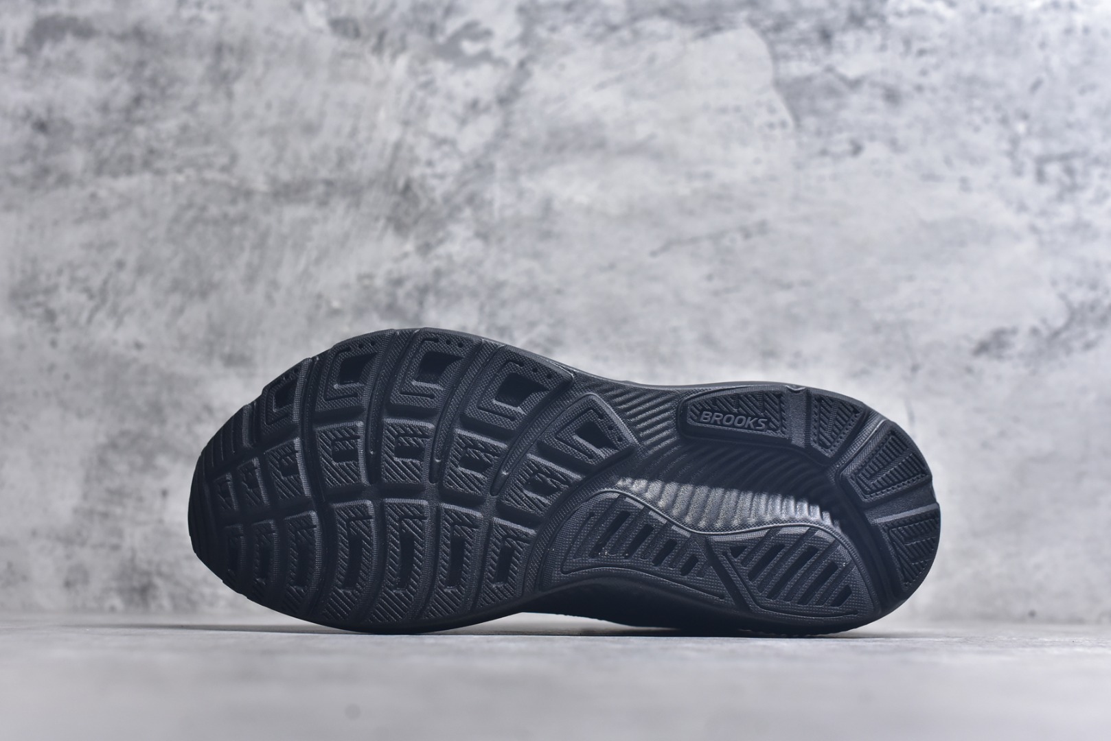 图片[6]-#Brooks布鲁克斯 Ghost 17 马拉松舒适百搭防滑耐磨低帮跑步鞋 Brooks 四大跑鞋之一 百年品牌 跑鞋从外形上基本就能判断这是一款速度跑鞋 简洁干练的外形结构和极强的运动流线型看着非常有速度感 上脚的第一感觉是非常轻 美码9码的鞋单只206g不到 从个人偏好来说 200g左右的竞速鞋最具安全感 鞋面采用单层网布 很薄 前掌使用了大量开放式网眼 排气直接快速 透气性上乘 鞋舌也是轻量化设计 仅为一层麂皮 和脚背完美贴合 鞋舌中央有个防偏穿孔 从实际穿着来看 通常鞋舌都是外偏 如果是防偏穿孔位于中心 防偏效果其实并不十分有效 如果采用趋外侧的偏心设计更有效 鞋帮泡棉填充量不大 但非常紧凑 贴合舒适 包裹稳固 内置硬质TPU保证必要的稳定性 跑鞋中底采用的是DNA FLASH科技材料 DNA FLASH中底科技 是Brooks第一款将氮气注入中底的创新科技 主要原理是借助“超临界流体”发泡技术 将液态氮稳定的转化为气态氮 并使其均匀地形成无数紧密贴合的密闭式气囊结构 尺码：36 36.5 37.5 38 38.5 39 40 40.5 41 42 42.5 43 44 44.5 45-选品中心