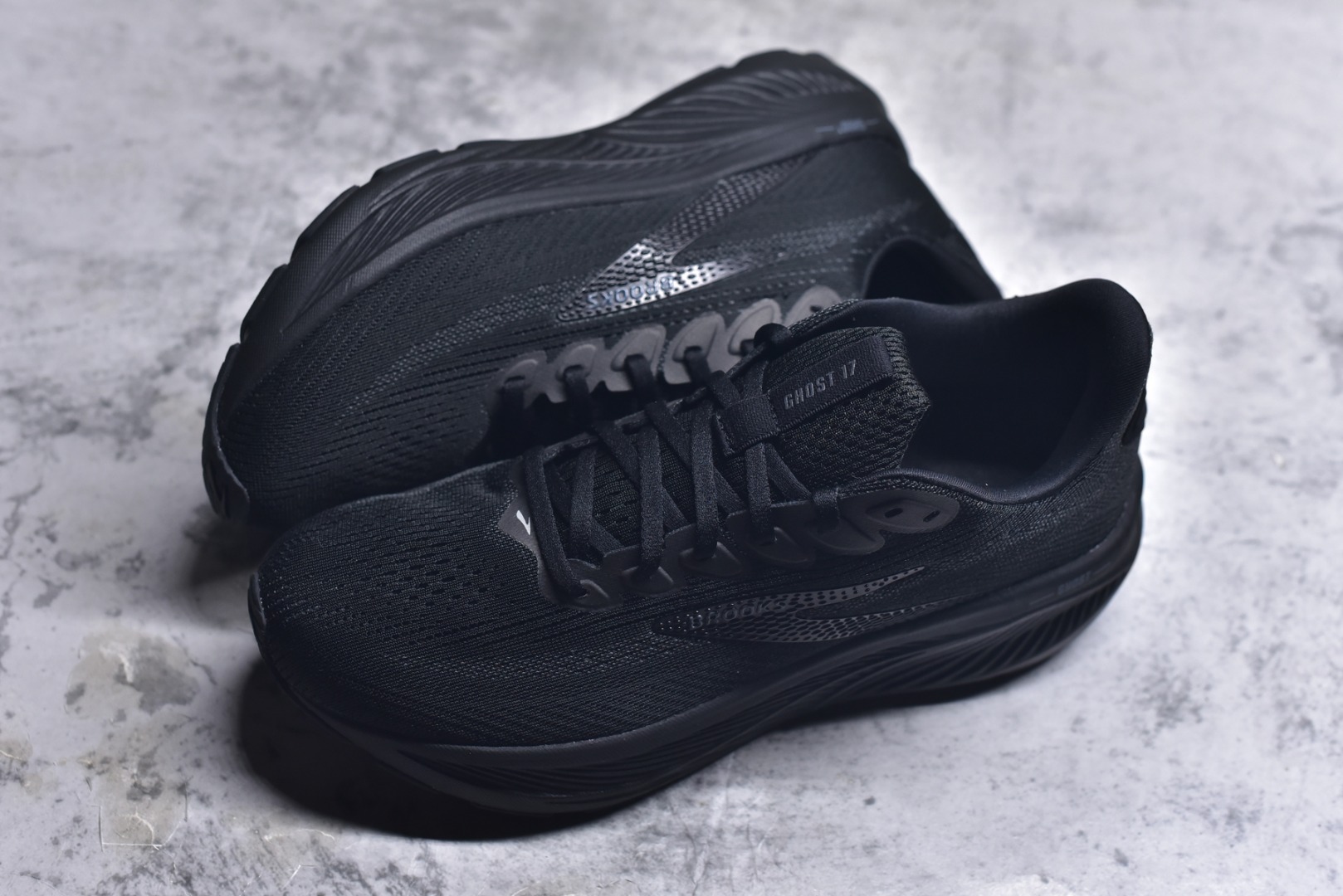 图片[7]-#Brooks布鲁克斯 Ghost 17 马拉松舒适百搭防滑耐磨低帮跑步鞋 Brooks 四大跑鞋之一 百年品牌 跑鞋从外形上基本就能判断这是一款速度跑鞋 简洁干练的外形结构和极强的运动流线型看着非常有速度感 上脚的第一感觉是非常轻 美码9码的鞋单只206g不到 从个人偏好来说 200g左右的竞速鞋最具安全感 鞋面采用单层网布 很薄 前掌使用了大量开放式网眼 排气直接快速 透气性上乘 鞋舌也是轻量化设计 仅为一层麂皮 和脚背完美贴合 鞋舌中央有个防偏穿孔 从实际穿着来看 通常鞋舌都是外偏 如果是防偏穿孔位于中心 防偏效果其实并不十分有效 如果采用趋外侧的偏心设计更有效 鞋帮泡棉填充量不大 但非常紧凑 贴合舒适 包裹稳固 内置硬质TPU保证必要的稳定性 跑鞋中底采用的是DNA FLASH科技材料 DNA FLASH中底科技 是Brooks第一款将氮气注入中底的创新科技 主要原理是借助“超临界流体”发泡技术 将液态氮稳定的转化为气态氮 并使其均匀地形成无数紧密贴合的密闭式气囊结构 尺码：36 36.5 37.5 38 38.5 39 40 40.5 41 42 42.5 43 44 44.5 45-选品中心