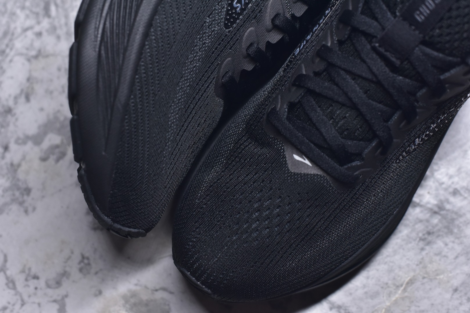 图片[8]-#Brooks布鲁克斯 Ghost 17 马拉松舒适百搭防滑耐磨低帮跑步鞋 Brooks 四大跑鞋之一 百年品牌 跑鞋从外形上基本就能判断这是一款速度跑鞋 简洁干练的外形结构和极强的运动流线型看着非常有速度感 上脚的第一感觉是非常轻 美码9码的鞋单只206g不到 从个人偏好来说 200g左右的竞速鞋最具安全感 鞋面采用单层网布 很薄 前掌使用了大量开放式网眼 排气直接快速 透气性上乘 鞋舌也是轻量化设计 仅为一层麂皮 和脚背完美贴合 鞋舌中央有个防偏穿孔 从实际穿着来看 通常鞋舌都是外偏 如果是防偏穿孔位于中心 防偏效果其实并不十分有效 如果采用趋外侧的偏心设计更有效 鞋帮泡棉填充量不大 但非常紧凑 贴合舒适 包裹稳固 内置硬质TPU保证必要的稳定性 跑鞋中底采用的是DNA FLASH科技材料 DNA FLASH中底科技 是Brooks第一款将氮气注入中底的创新科技 主要原理是借助“超临界流体”发泡技术 将液态氮稳定的转化为气态氮 并使其均匀地形成无数紧密贴合的密闭式气囊结构 尺码：36 36.5 37.5 38 38.5 39 40 40.5 41 42 42.5 43 44 44.5 45-选品中心