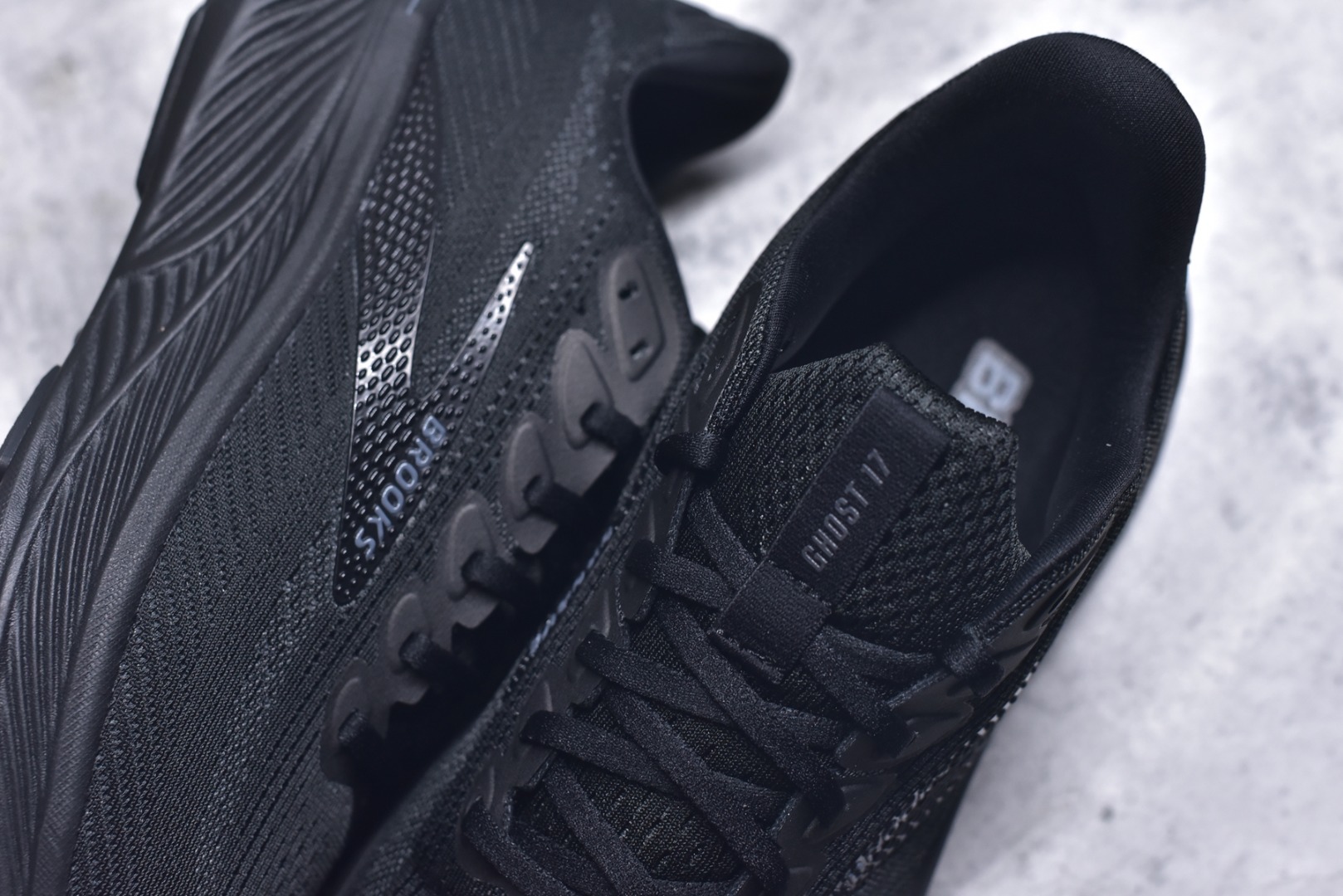 图片[9]-#Brooks布鲁克斯 Ghost 17 马拉松舒适百搭防滑耐磨低帮跑步鞋 Brooks 四大跑鞋之一 百年品牌 跑鞋从外形上基本就能判断这是一款速度跑鞋 简洁干练的外形结构和极强的运动流线型看着非常有速度感 上脚的第一感觉是非常轻 美码9码的鞋单只206g不到 从个人偏好来说 200g左右的竞速鞋最具安全感 鞋面采用单层网布 很薄 前掌使用了大量开放式网眼 排气直接快速 透气性上乘 鞋舌也是轻量化设计 仅为一层麂皮 和脚背完美贴合 鞋舌中央有个防偏穿孔 从实际穿着来看 通常鞋舌都是外偏 如果是防偏穿孔位于中心 防偏效果其实并不十分有效 如果采用趋外侧的偏心设计更有效 鞋帮泡棉填充量不大 但非常紧凑 贴合舒适 包裹稳固 内置硬质TPU保证必要的稳定性 跑鞋中底采用的是DNA FLASH科技材料 DNA FLASH中底科技 是Brooks第一款将氮气注入中底的创新科技 主要原理是借助“超临界流体”发泡技术 将液态氮稳定的转化为气态氮 并使其均匀地形成无数紧密贴合的密闭式气囊结构 尺码：36 36.5 37.5 38 38.5 39 40 40.5 41 42 42.5 43 44 44.5 45-选品中心