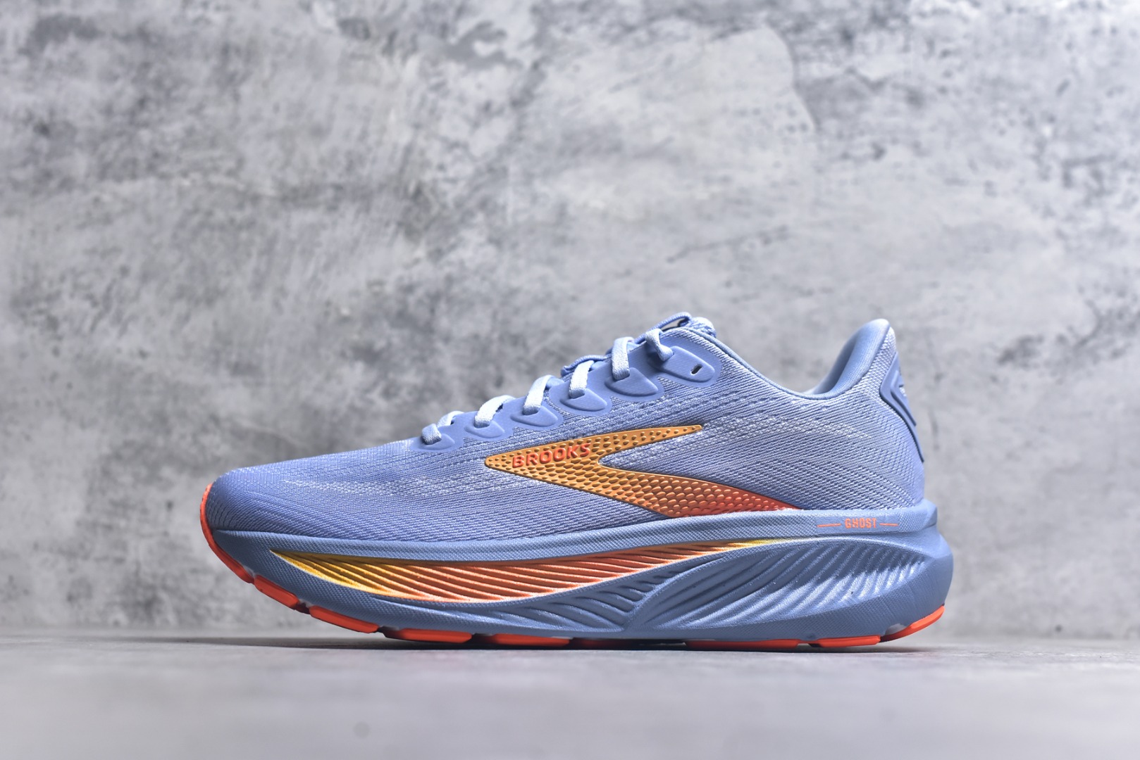 #Brooks布鲁克斯 Ghost 17 马拉松舒适百搭防滑耐磨低帮跑步鞋 Brooks 四大跑鞋之一 百年品牌 跑鞋从外形上基本就能判断这是一款速度跑鞋 简洁干练的外形结构和极强的运动流线型看着非常有速度感 上脚的第一感觉是非常轻 美码9码的鞋单只206g不到 从个人偏好来说 200g左右的竞速鞋最具安全感 鞋面采用单层网布 很薄 前掌使用了大量开放式网眼 排气直接快速 透气性上乘 鞋舌也是轻量化设计 仅为一层麂皮 和脚背完美贴合 鞋舌中央有个防偏穿孔 从实际穿着来看 通常鞋舌都是外偏 如果是防偏穿孔位于中心 防偏效果其实并不十分有效 如果采用趋外侧的偏心设计更有效 鞋帮泡棉填充量不大 但非常紧凑 贴合舒适 包裹稳固 内置硬质TPU保证必要的稳定性 跑鞋中底采用的是DNA FLASH科技材料 DNA FLASH中底科技 是Brooks第一款将氮气注入中底的创新科技 主要原理是借助“超临界流体”发泡技术 将液态氮稳定的转化为气态氮 并使其均匀地形成无数紧密贴合的密闭式气囊结构 尺码：36 36.5 37.5 38 38.5 39 40 40.5 41 42 42.5 43 44 44.5 45-选品中心