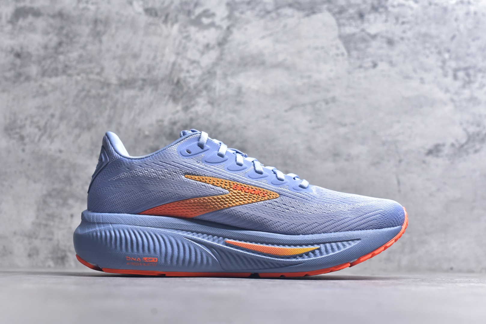 图片[3]-#Brooks布鲁克斯 Ghost 17 马拉松舒适百搭防滑耐磨低帮跑步鞋 Brooks 四大跑鞋之一 百年品牌 跑鞋从外形上基本就能判断这是一款速度跑鞋 简洁干练的外形结构和极强的运动流线型看着非常有速度感 上脚的第一感觉是非常轻 美码9码的鞋单只206g不到 从个人偏好来说 200g左右的竞速鞋最具安全感 鞋面采用单层网布 很薄 前掌使用了大量开放式网眼 排气直接快速 透气性上乘 鞋舌也是轻量化设计 仅为一层麂皮 和脚背完美贴合 鞋舌中央有个防偏穿孔 从实际穿着来看 通常鞋舌都是外偏 如果是防偏穿孔位于中心 防偏效果其实并不十分有效 如果采用趋外侧的偏心设计更有效 鞋帮泡棉填充量不大 但非常紧凑 贴合舒适 包裹稳固 内置硬质TPU保证必要的稳定性 跑鞋中底采用的是DNA FLASH科技材料 DNA FLASH中底科技 是Brooks第一款将氮气注入中底的创新科技 主要原理是借助“超临界流体”发泡技术 将液态氮稳定的转化为气态氮 并使其均匀地形成无数紧密贴合的密闭式气囊结构 尺码：36 36.5 37.5 38 38.5 39 40 40.5 41 42 42.5 43 44 44.5 45-选品中心