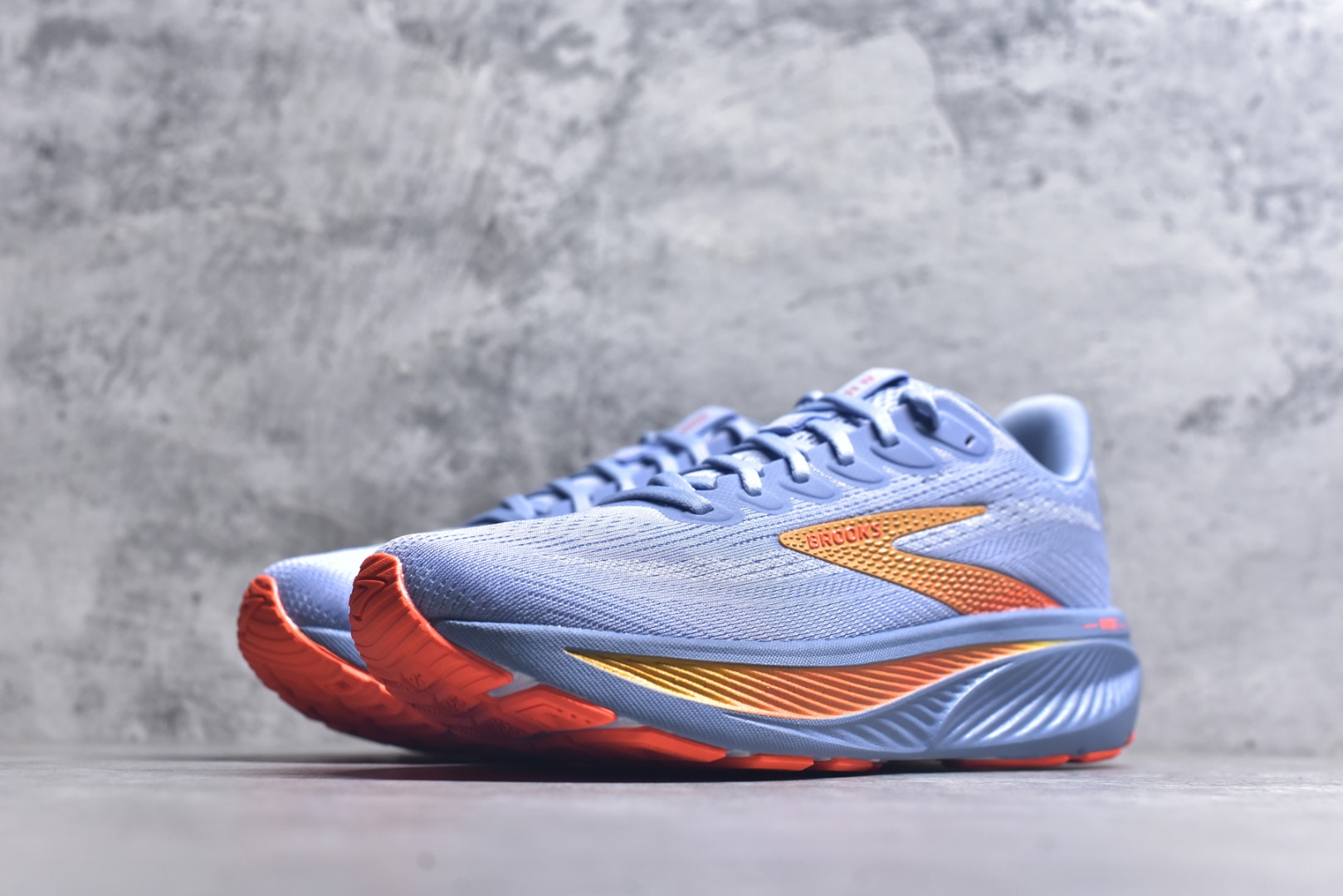 图片[2]-#Brooks布鲁克斯 Ghost 17 马拉松舒适百搭防滑耐磨低帮跑步鞋 Brooks 四大跑鞋之一 百年品牌 跑鞋从外形上基本就能判断这是一款速度跑鞋 简洁干练的外形结构和极强的运动流线型看着非常有速度感 上脚的第一感觉是非常轻 美码9码的鞋单只206g不到 从个人偏好来说 200g左右的竞速鞋最具安全感 鞋面采用单层网布 很薄 前掌使用了大量开放式网眼 排气直接快速 透气性上乘 鞋舌也是轻量化设计 仅为一层麂皮 和脚背完美贴合 鞋舌中央有个防偏穿孔 从实际穿着来看 通常鞋舌都是外偏 如果是防偏穿孔位于中心 防偏效果其实并不十分有效 如果采用趋外侧的偏心设计更有效 鞋帮泡棉填充量不大 但非常紧凑 贴合舒适 包裹稳固 内置硬质TPU保证必要的稳定性 跑鞋中底采用的是DNA FLASH科技材料 DNA FLASH中底科技 是Brooks第一款将氮气注入中底的创新科技 主要原理是借助“超临界流体”发泡技术 将液态氮稳定的转化为气态氮 并使其均匀地形成无数紧密贴合的密闭式气囊结构 尺码：36 36.5 37.5 38 38.5 39 40 40.5 41 42 42.5 43 44 44.5 45-选品中心