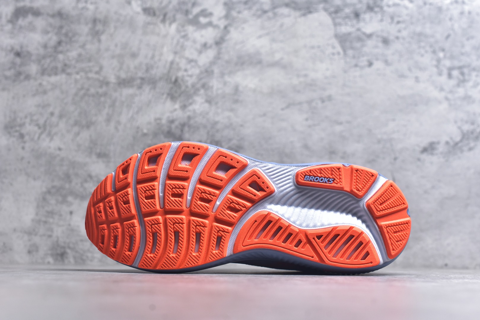 图片[6]-#Brooks布鲁克斯 Ghost 17 马拉松舒适百搭防滑耐磨低帮跑步鞋 Brooks 四大跑鞋之一 百年品牌 跑鞋从外形上基本就能判断这是一款速度跑鞋 简洁干练的外形结构和极强的运动流线型看着非常有速度感 上脚的第一感觉是非常轻 美码9码的鞋单只206g不到 从个人偏好来说 200g左右的竞速鞋最具安全感 鞋面采用单层网布 很薄 前掌使用了大量开放式网眼 排气直接快速 透气性上乘 鞋舌也是轻量化设计 仅为一层麂皮 和脚背完美贴合 鞋舌中央有个防偏穿孔 从实际穿着来看 通常鞋舌都是外偏 如果是防偏穿孔位于中心 防偏效果其实并不十分有效 如果采用趋外侧的偏心设计更有效 鞋帮泡棉填充量不大 但非常紧凑 贴合舒适 包裹稳固 内置硬质TPU保证必要的稳定性 跑鞋中底采用的是DNA FLASH科技材料 DNA FLASH中底科技 是Brooks第一款将氮气注入中底的创新科技 主要原理是借助“超临界流体”发泡技术 将液态氮稳定的转化为气态氮 并使其均匀地形成无数紧密贴合的密闭式气囊结构 尺码：36 36.5 37.5 38 38.5 39 40 40.5 41 42 42.5 43 44 44.5 45-选品中心