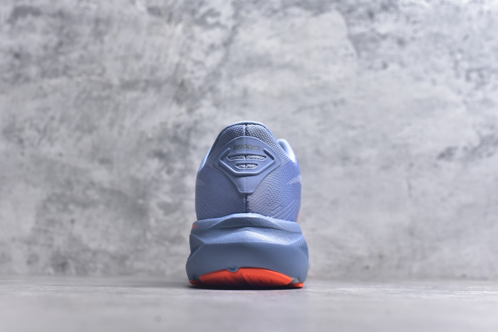 图片[5]-#Brooks布鲁克斯 Ghost 17 马拉松舒适百搭防滑耐磨低帮跑步鞋 Brooks 四大跑鞋之一 百年品牌 跑鞋从外形上基本就能判断这是一款速度跑鞋 简洁干练的外形结构和极强的运动流线型看着非常有速度感 上脚的第一感觉是非常轻 美码9码的鞋单只206g不到 从个人偏好来说 200g左右的竞速鞋最具安全感 鞋面采用单层网布 很薄 前掌使用了大量开放式网眼 排气直接快速 透气性上乘 鞋舌也是轻量化设计 仅为一层麂皮 和脚背完美贴合 鞋舌中央有个防偏穿孔 从实际穿着来看 通常鞋舌都是外偏 如果是防偏穿孔位于中心 防偏效果其实并不十分有效 如果采用趋外侧的偏心设计更有效 鞋帮泡棉填充量不大 但非常紧凑 贴合舒适 包裹稳固 内置硬质TPU保证必要的稳定性 跑鞋中底采用的是DNA FLASH科技材料 DNA FLASH中底科技 是Brooks第一款将氮气注入中底的创新科技 主要原理是借助“超临界流体”发泡技术 将液态氮稳定的转化为气态氮 并使其均匀地形成无数紧密贴合的密闭式气囊结构 尺码：36 36.5 37.5 38 38.5 39 40 40.5 41 42 42.5 43 44 44.5 45-选品中心