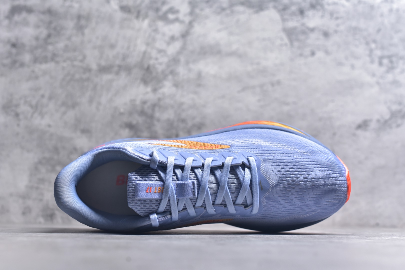 图片[4]-#Brooks布鲁克斯 Ghost 17 马拉松舒适百搭防滑耐磨低帮跑步鞋 Brooks 四大跑鞋之一 百年品牌 跑鞋从外形上基本就能判断这是一款速度跑鞋 简洁干练的外形结构和极强的运动流线型看着非常有速度感 上脚的第一感觉是非常轻 美码9码的鞋单只206g不到 从个人偏好来说 200g左右的竞速鞋最具安全感 鞋面采用单层网布 很薄 前掌使用了大量开放式网眼 排气直接快速 透气性上乘 鞋舌也是轻量化设计 仅为一层麂皮 和脚背完美贴合 鞋舌中央有个防偏穿孔 从实际穿着来看 通常鞋舌都是外偏 如果是防偏穿孔位于中心 防偏效果其实并不十分有效 如果采用趋外侧的偏心设计更有效 鞋帮泡棉填充量不大 但非常紧凑 贴合舒适 包裹稳固 内置硬质TPU保证必要的稳定性 跑鞋中底采用的是DNA FLASH科技材料 DNA FLASH中底科技 是Brooks第一款将氮气注入中底的创新科技 主要原理是借助“超临界流体”发泡技术 将液态氮稳定的转化为气态氮 并使其均匀地形成无数紧密贴合的密闭式气囊结构 尺码：36 36.5 37.5 38 38.5 39 40 40.5 41 42 42.5 43 44 44.5 45-选品中心