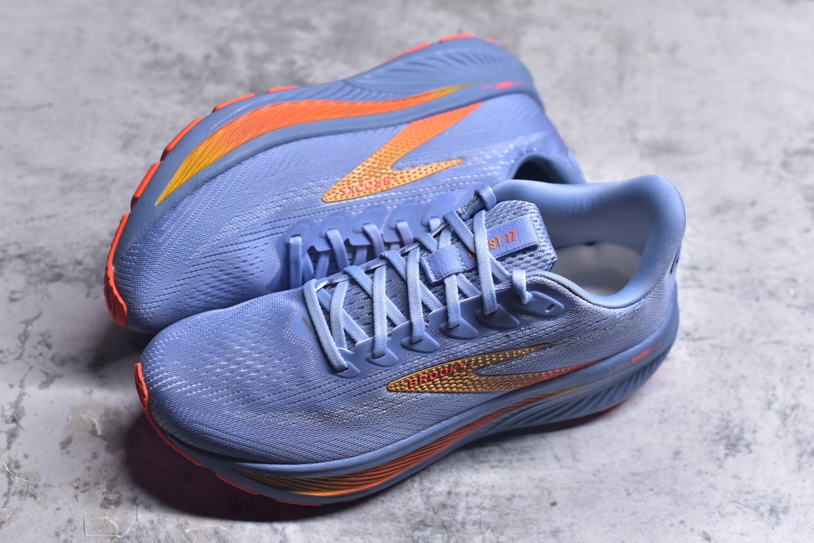 图片[7]-#Brooks布鲁克斯 Ghost 17 马拉松舒适百搭防滑耐磨低帮跑步鞋 Brooks 四大跑鞋之一 百年品牌 跑鞋从外形上基本就能判断这是一款速度跑鞋 简洁干练的外形结构和极强的运动流线型看着非常有速度感 上脚的第一感觉是非常轻 美码9码的鞋单只206g不到 从个人偏好来说 200g左右的竞速鞋最具安全感 鞋面采用单层网布 很薄 前掌使用了大量开放式网眼 排气直接快速 透气性上乘 鞋舌也是轻量化设计 仅为一层麂皮 和脚背完美贴合 鞋舌中央有个防偏穿孔 从实际穿着来看 通常鞋舌都是外偏 如果是防偏穿孔位于中心 防偏效果其实并不十分有效 如果采用趋外侧的偏心设计更有效 鞋帮泡棉填充量不大 但非常紧凑 贴合舒适 包裹稳固 内置硬质TPU保证必要的稳定性 跑鞋中底采用的是DNA FLASH科技材料 DNA FLASH中底科技 是Brooks第一款将氮气注入中底的创新科技 主要原理是借助“超临界流体”发泡技术 将液态氮稳定的转化为气态氮 并使其均匀地形成无数紧密贴合的密闭式气囊结构 尺码：36 36.5 37.5 38 38.5 39 40 40.5 41 42 42.5 43 44 44.5 45-选品中心