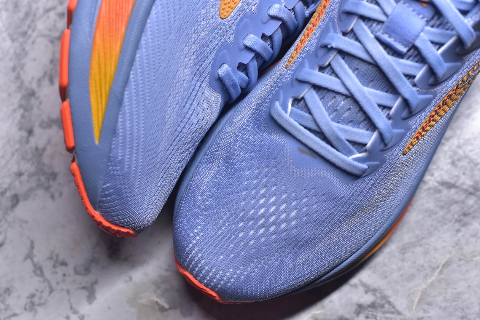 图片[8]-#Brooks布鲁克斯 Ghost 17 马拉松舒适百搭防滑耐磨低帮跑步鞋 Brooks 四大跑鞋之一 百年品牌 跑鞋从外形上基本就能判断这是一款速度跑鞋 简洁干练的外形结构和极强的运动流线型看着非常有速度感 上脚的第一感觉是非常轻 美码9码的鞋单只206g不到 从个人偏好来说 200g左右的竞速鞋最具安全感 鞋面采用单层网布 很薄 前掌使用了大量开放式网眼 排气直接快速 透气性上乘 鞋舌也是轻量化设计 仅为一层麂皮 和脚背完美贴合 鞋舌中央有个防偏穿孔 从实际穿着来看 通常鞋舌都是外偏 如果是防偏穿孔位于中心 防偏效果其实并不十分有效 如果采用趋外侧的偏心设计更有效 鞋帮泡棉填充量不大 但非常紧凑 贴合舒适 包裹稳固 内置硬质TPU保证必要的稳定性 跑鞋中底采用的是DNA FLASH科技材料 DNA FLASH中底科技 是Brooks第一款将氮气注入中底的创新科技 主要原理是借助“超临界流体”发泡技术 将液态氮稳定的转化为气态氮 并使其均匀地形成无数紧密贴合的密闭式气囊结构 尺码：36 36.5 37.5 38 38.5 39 40 40.5 41 42 42.5 43 44 44.5 45-选品中心