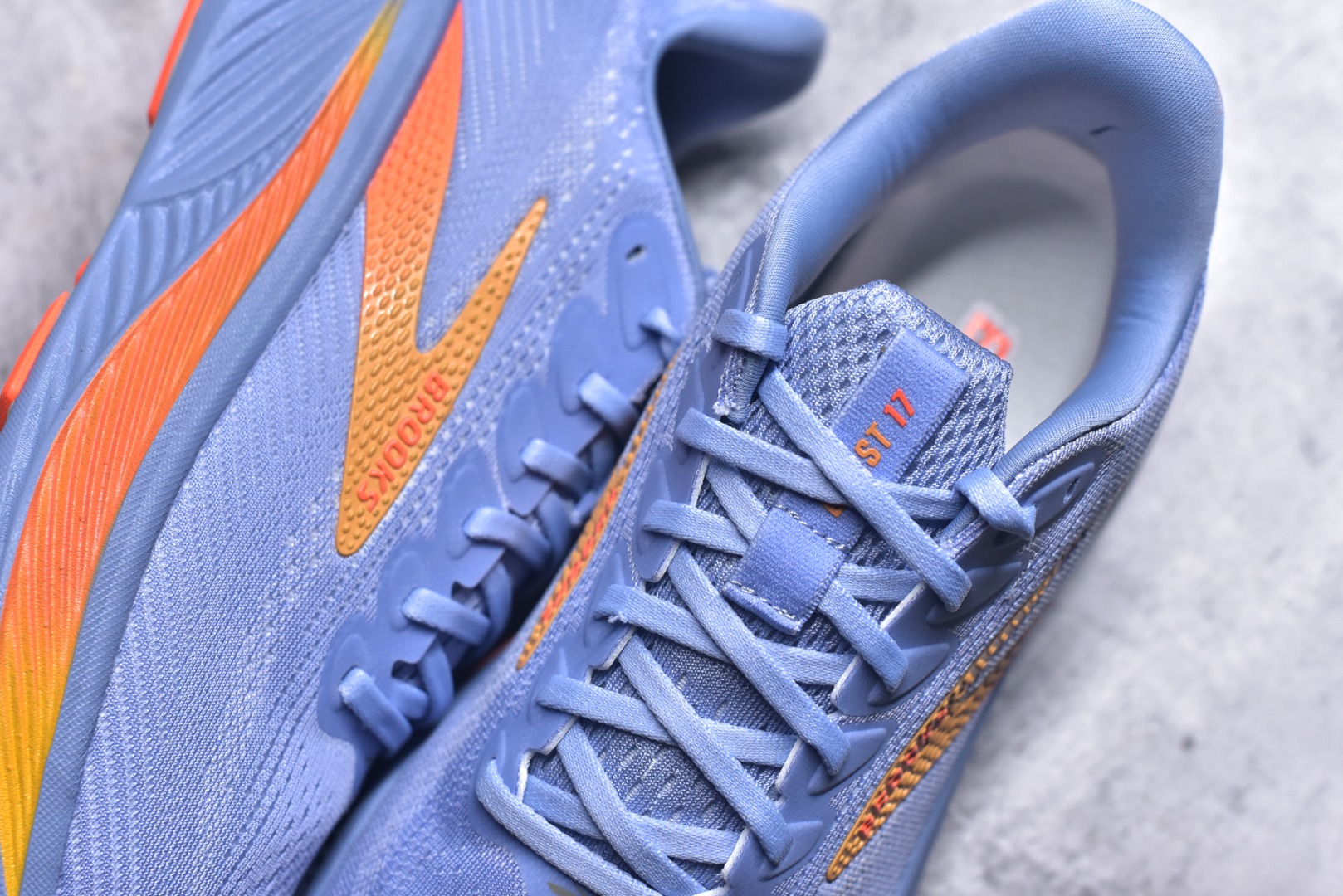 图片[9]-#Brooks布鲁克斯 Ghost 17 马拉松舒适百搭防滑耐磨低帮跑步鞋 Brooks 四大跑鞋之一 百年品牌 跑鞋从外形上基本就能判断这是一款速度跑鞋 简洁干练的外形结构和极强的运动流线型看着非常有速度感 上脚的第一感觉是非常轻 美码9码的鞋单只206g不到 从个人偏好来说 200g左右的竞速鞋最具安全感 鞋面采用单层网布 很薄 前掌使用了大量开放式网眼 排气直接快速 透气性上乘 鞋舌也是轻量化设计 仅为一层麂皮 和脚背完美贴合 鞋舌中央有个防偏穿孔 从实际穿着来看 通常鞋舌都是外偏 如果是防偏穿孔位于中心 防偏效果其实并不十分有效 如果采用趋外侧的偏心设计更有效 鞋帮泡棉填充量不大 但非常紧凑 贴合舒适 包裹稳固 内置硬质TPU保证必要的稳定性 跑鞋中底采用的是DNA FLASH科技材料 DNA FLASH中底科技 是Brooks第一款将氮气注入中底的创新科技 主要原理是借助“超临界流体”发泡技术 将液态氮稳定的转化为气态氮 并使其均匀地形成无数紧密贴合的密闭式气囊结构 尺码：36 36.5 37.5 38 38.5 39 40 40.5 41 42 42.5 43 44 44.5 45-选品中心