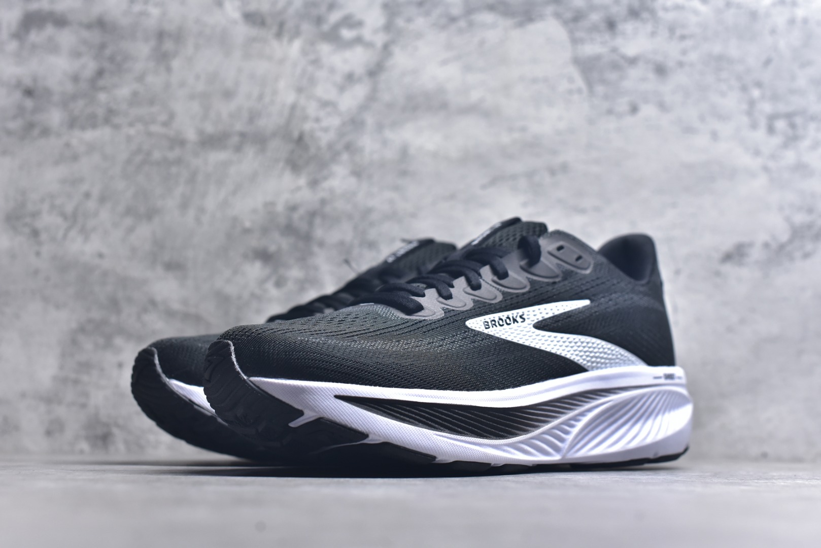 图片[2]-#Brooks布鲁克斯 Ghost 17 马拉松舒适百搭防滑耐磨低帮跑步鞋 Brooks 四大跑鞋之一 百年品牌 跑鞋从外形上基本就能判断这是一款速度跑鞋 简洁干练的外形结构和极强的运动流线型看着非常有速度感 上脚的第一感觉是非常轻 美码9码的鞋单只206g不到 从个人偏好来说 200g左右的竞速鞋最具安全感 鞋面采用单层网布 很薄 前掌使用了大量开放式网眼 排气直接快速 透气性上乘 鞋舌也是轻量化设计 仅为一层麂皮 和脚背完美贴合 鞋舌中央有个防偏穿孔 从实际穿着来看 通常鞋舌都是外偏 如果是防偏穿孔位于中心 防偏效果其实并不十分有效 如果采用趋外侧的偏心设计更有效 鞋帮泡棉填充量不大 但非常紧凑 贴合舒适 包裹稳固 内置硬质TPU保证必要的稳定性 跑鞋中底采用的是DNA FLASH科技材料 DNA FLASH中底科技 是Brooks第一款将氮气注入中底的创新科技 主要原理是借助“超临界流体”发泡技术 将液态氮稳定的转化为气态氮 并使其均匀地形成无数紧密贴合的密闭式气囊结构 尺码：36 36.5 37.5 38 38.5 39 40 40.5 41 42 42.5 43 44 44.5 45-选品中心