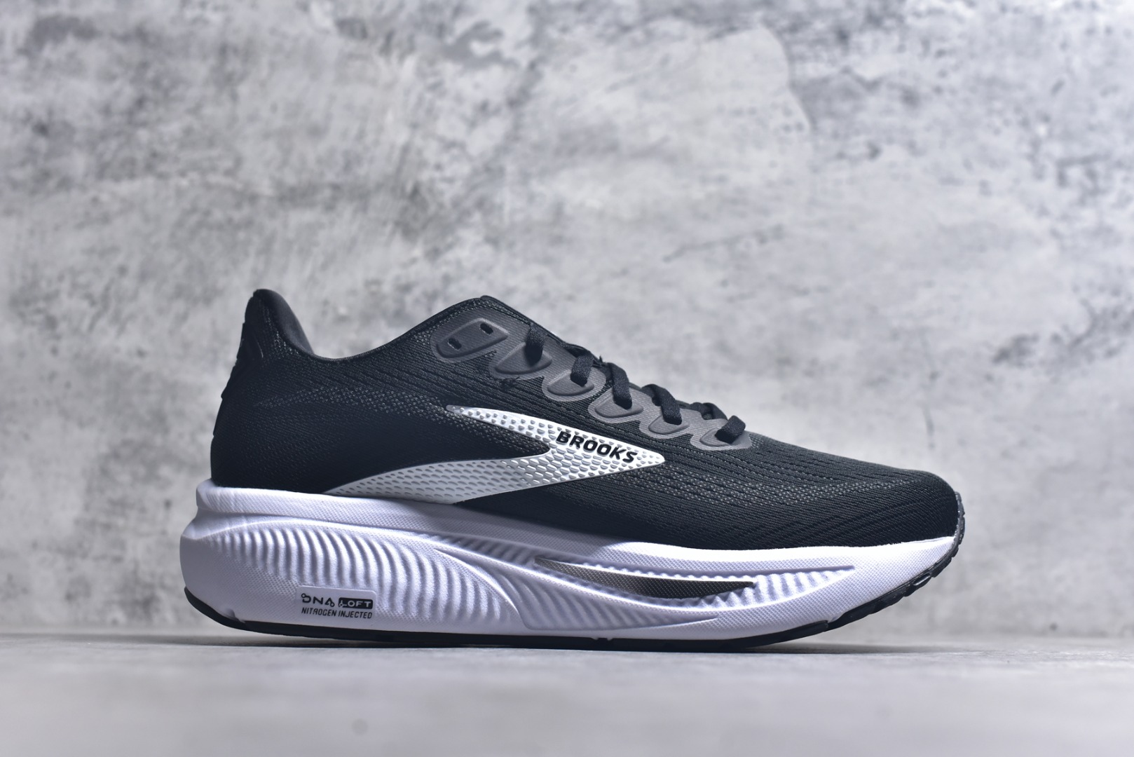 图片[3]-#Brooks布鲁克斯 Ghost 17 马拉松舒适百搭防滑耐磨低帮跑步鞋 Brooks 四大跑鞋之一 百年品牌 跑鞋从外形上基本就能判断这是一款速度跑鞋 简洁干练的外形结构和极强的运动流线型看着非常有速度感 上脚的第一感觉是非常轻 美码9码的鞋单只206g不到 从个人偏好来说 200g左右的竞速鞋最具安全感 鞋面采用单层网布 很薄 前掌使用了大量开放式网眼 排气直接快速 透气性上乘 鞋舌也是轻量化设计 仅为一层麂皮 和脚背完美贴合 鞋舌中央有个防偏穿孔 从实际穿着来看 通常鞋舌都是外偏 如果是防偏穿孔位于中心 防偏效果其实并不十分有效 如果采用趋外侧的偏心设计更有效 鞋帮泡棉填充量不大 但非常紧凑 贴合舒适 包裹稳固 内置硬质TPU保证必要的稳定性 跑鞋中底采用的是DNA FLASH科技材料 DNA FLASH中底科技 是Brooks第一款将氮气注入中底的创新科技 主要原理是借助“超临界流体”发泡技术 将液态氮稳定的转化为气态氮 并使其均匀地形成无数紧密贴合的密闭式气囊结构 尺码：36 36.5 37.5 38 38.5 39 40 40.5 41 42 42.5 43 44 44.5 45-选品中心