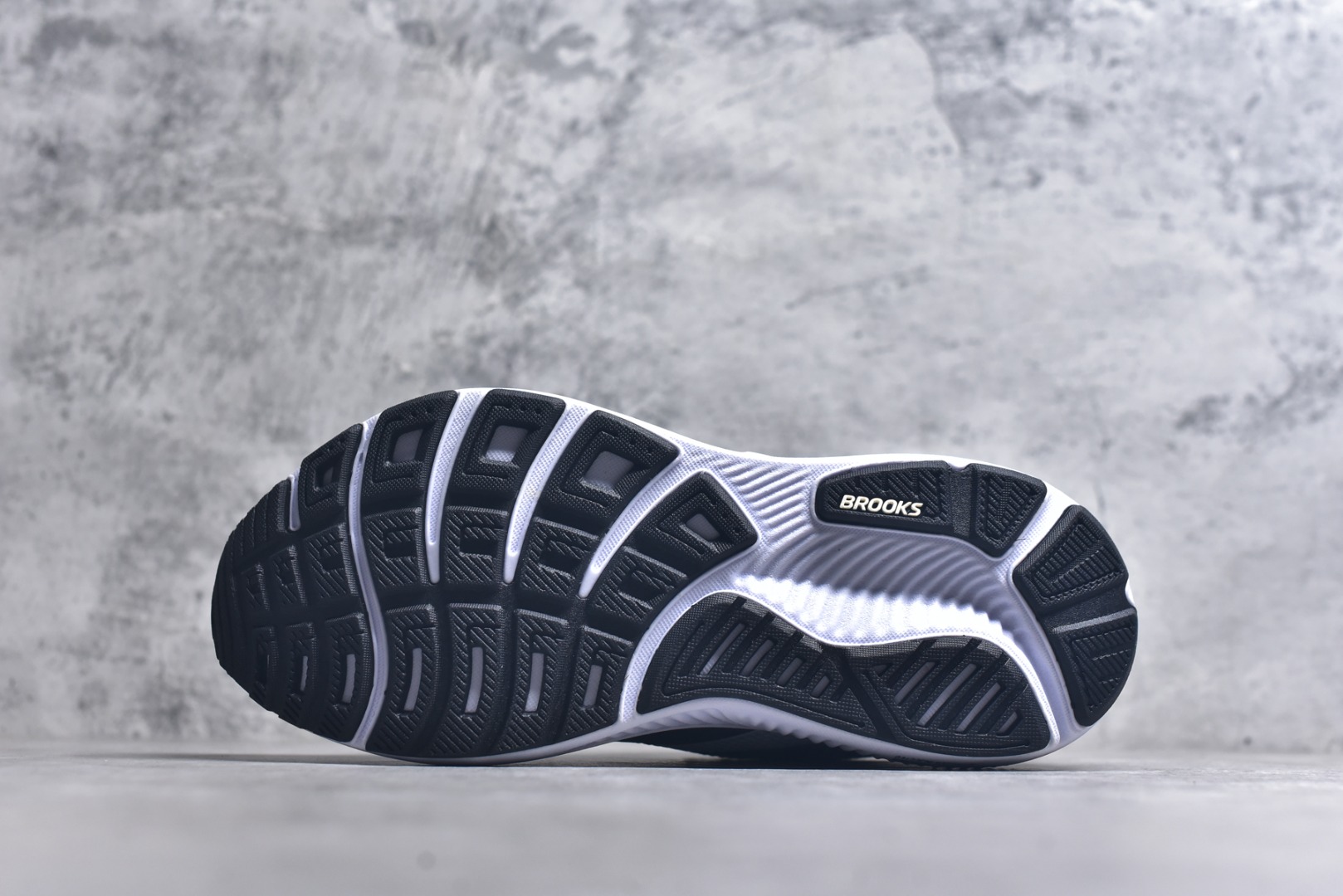 图片[6]-#Brooks布鲁克斯 Ghost 17 马拉松舒适百搭防滑耐磨低帮跑步鞋 Brooks 四大跑鞋之一 百年品牌 跑鞋从外形上基本就能判断这是一款速度跑鞋 简洁干练的外形结构和极强的运动流线型看着非常有速度感 上脚的第一感觉是非常轻 美码9码的鞋单只206g不到 从个人偏好来说 200g左右的竞速鞋最具安全感 鞋面采用单层网布 很薄 前掌使用了大量开放式网眼 排气直接快速 透气性上乘 鞋舌也是轻量化设计 仅为一层麂皮 和脚背完美贴合 鞋舌中央有个防偏穿孔 从实际穿着来看 通常鞋舌都是外偏 如果是防偏穿孔位于中心 防偏效果其实并不十分有效 如果采用趋外侧的偏心设计更有效 鞋帮泡棉填充量不大 但非常紧凑 贴合舒适 包裹稳固 内置硬质TPU保证必要的稳定性 跑鞋中底采用的是DNA FLASH科技材料 DNA FLASH中底科技 是Brooks第一款将氮气注入中底的创新科技 主要原理是借助“超临界流体”发泡技术 将液态氮稳定的转化为气态氮 并使其均匀地形成无数紧密贴合的密闭式气囊结构 尺码：36 36.5 37.5 38 38.5 39 40 40.5 41 42 42.5 43 44 44.5 45-选品中心