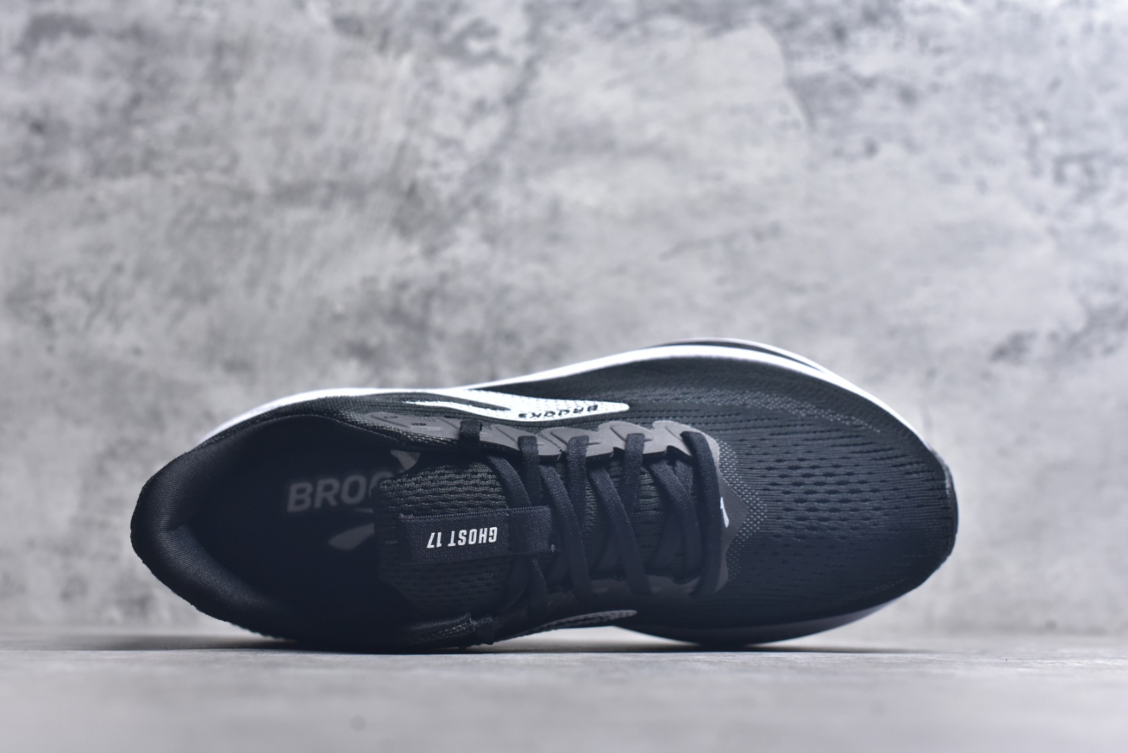 图片[4]-#Brooks布鲁克斯 Ghost 17 马拉松舒适百搭防滑耐磨低帮跑步鞋 Brooks 四大跑鞋之一 百年品牌 跑鞋从外形上基本就能判断这是一款速度跑鞋 简洁干练的外形结构和极强的运动流线型看着非常有速度感 上脚的第一感觉是非常轻 美码9码的鞋单只206g不到 从个人偏好来说 200g左右的竞速鞋最具安全感 鞋面采用单层网布 很薄 前掌使用了大量开放式网眼 排气直接快速 透气性上乘 鞋舌也是轻量化设计 仅为一层麂皮 和脚背完美贴合 鞋舌中央有个防偏穿孔 从实际穿着来看 通常鞋舌都是外偏 如果是防偏穿孔位于中心 防偏效果其实并不十分有效 如果采用趋外侧的偏心设计更有效 鞋帮泡棉填充量不大 但非常紧凑 贴合舒适 包裹稳固 内置硬质TPU保证必要的稳定性 跑鞋中底采用的是DNA FLASH科技材料 DNA FLASH中底科技 是Brooks第一款将氮气注入中底的创新科技 主要原理是借助“超临界流体”发泡技术 将液态氮稳定的转化为气态氮 并使其均匀地形成无数紧密贴合的密闭式气囊结构 尺码：36 36.5 37.5 38 38.5 39 40 40.5 41 42 42.5 43 44 44.5 45-选品中心