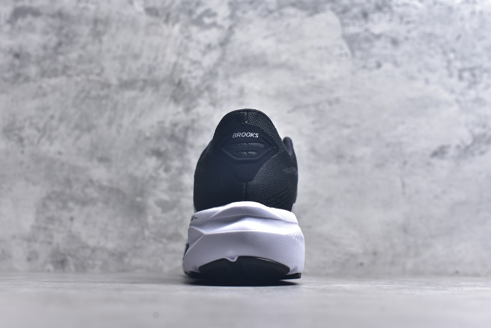 图片[5]-#Brooks布鲁克斯 Ghost 17 马拉松舒适百搭防滑耐磨低帮跑步鞋 Brooks 四大跑鞋之一 百年品牌 跑鞋从外形上基本就能判断这是一款速度跑鞋 简洁干练的外形结构和极强的运动流线型看着非常有速度感 上脚的第一感觉是非常轻 美码9码的鞋单只206g不到 从个人偏好来说 200g左右的竞速鞋最具安全感 鞋面采用单层网布 很薄 前掌使用了大量开放式网眼 排气直接快速 透气性上乘 鞋舌也是轻量化设计 仅为一层麂皮 和脚背完美贴合 鞋舌中央有个防偏穿孔 从实际穿着来看 通常鞋舌都是外偏 如果是防偏穿孔位于中心 防偏效果其实并不十分有效 如果采用趋外侧的偏心设计更有效 鞋帮泡棉填充量不大 但非常紧凑 贴合舒适 包裹稳固 内置硬质TPU保证必要的稳定性 跑鞋中底采用的是DNA FLASH科技材料 DNA FLASH中底科技 是Brooks第一款将氮气注入中底的创新科技 主要原理是借助“超临界流体”发泡技术 将液态氮稳定的转化为气态氮 并使其均匀地形成无数紧密贴合的密闭式气囊结构 尺码：36 36.5 37.5 38 38.5 39 40 40.5 41 42 42.5 43 44 44.5 45-选品中心