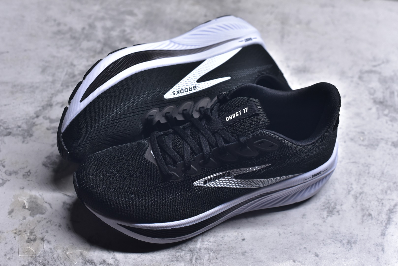 图片[7]-#Brooks布鲁克斯 Ghost 17 马拉松舒适百搭防滑耐磨低帮跑步鞋 Brooks 四大跑鞋之一 百年品牌 跑鞋从外形上基本就能判断这是一款速度跑鞋 简洁干练的外形结构和极强的运动流线型看着非常有速度感 上脚的第一感觉是非常轻 美码9码的鞋单只206g不到 从个人偏好来说 200g左右的竞速鞋最具安全感 鞋面采用单层网布 很薄 前掌使用了大量开放式网眼 排气直接快速 透气性上乘 鞋舌也是轻量化设计 仅为一层麂皮 和脚背完美贴合 鞋舌中央有个防偏穿孔 从实际穿着来看 通常鞋舌都是外偏 如果是防偏穿孔位于中心 防偏效果其实并不十分有效 如果采用趋外侧的偏心设计更有效 鞋帮泡棉填充量不大 但非常紧凑 贴合舒适 包裹稳固 内置硬质TPU保证必要的稳定性 跑鞋中底采用的是DNA FLASH科技材料 DNA FLASH中底科技 是Brooks第一款将氮气注入中底的创新科技 主要原理是借助“超临界流体”发泡技术 将液态氮稳定的转化为气态氮 并使其均匀地形成无数紧密贴合的密闭式气囊结构 尺码：36 36.5 37.5 38 38.5 39 40 40.5 41 42 42.5 43 44 44.5 45-选品中心