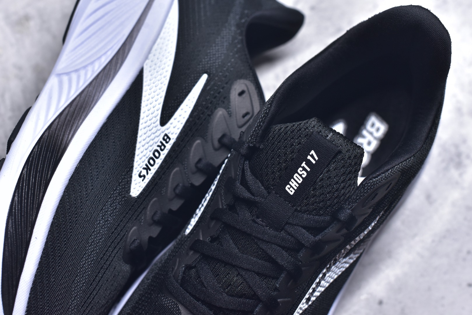 图片[9]-#Brooks布鲁克斯 Ghost 17 马拉松舒适百搭防滑耐磨低帮跑步鞋 Brooks 四大跑鞋之一 百年品牌 跑鞋从外形上基本就能判断这是一款速度跑鞋 简洁干练的外形结构和极强的运动流线型看着非常有速度感 上脚的第一感觉是非常轻 美码9码的鞋单只206g不到 从个人偏好来说 200g左右的竞速鞋最具安全感 鞋面采用单层网布 很薄 前掌使用了大量开放式网眼 排气直接快速 透气性上乘 鞋舌也是轻量化设计 仅为一层麂皮 和脚背完美贴合 鞋舌中央有个防偏穿孔 从实际穿着来看 通常鞋舌都是外偏 如果是防偏穿孔位于中心 防偏效果其实并不十分有效 如果采用趋外侧的偏心设计更有效 鞋帮泡棉填充量不大 但非常紧凑 贴合舒适 包裹稳固 内置硬质TPU保证必要的稳定性 跑鞋中底采用的是DNA FLASH科技材料 DNA FLASH中底科技 是Brooks第一款将氮气注入中底的创新科技 主要原理是借助“超临界流体”发泡技术 将液态氮稳定的转化为气态氮 并使其均匀地形成无数紧密贴合的密闭式气囊结构 尺码：36 36.5 37.5 38 38.5 39 40 40.5 41 42 42.5 43 44 44.5 45-选品中心