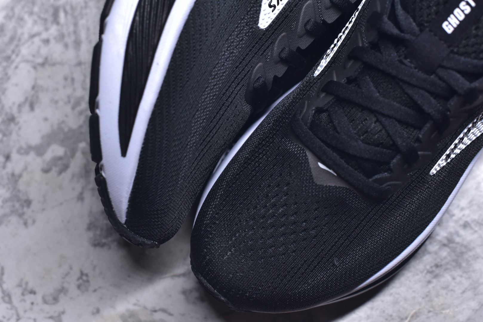 图片[8]-#Brooks布鲁克斯 Ghost 17 马拉松舒适百搭防滑耐磨低帮跑步鞋 Brooks 四大跑鞋之一 百年品牌 跑鞋从外形上基本就能判断这是一款速度跑鞋 简洁干练的外形结构和极强的运动流线型看着非常有速度感 上脚的第一感觉是非常轻 美码9码的鞋单只206g不到 从个人偏好来说 200g左右的竞速鞋最具安全感 鞋面采用单层网布 很薄 前掌使用了大量开放式网眼 排气直接快速 透气性上乘 鞋舌也是轻量化设计 仅为一层麂皮 和脚背完美贴合 鞋舌中央有个防偏穿孔 从实际穿着来看 通常鞋舌都是外偏 如果是防偏穿孔位于中心 防偏效果其实并不十分有效 如果采用趋外侧的偏心设计更有效 鞋帮泡棉填充量不大 但非常紧凑 贴合舒适 包裹稳固 内置硬质TPU保证必要的稳定性 跑鞋中底采用的是DNA FLASH科技材料 DNA FLASH中底科技 是Brooks第一款将氮气注入中底的创新科技 主要原理是借助“超临界流体”发泡技术 将液态氮稳定的转化为气态氮 并使其均匀地形成无数紧密贴合的密闭式气囊结构 尺码：36 36.5 37.5 38 38.5 39 40 40.5 41 42 42.5 43 44 44.5 45-选品中心