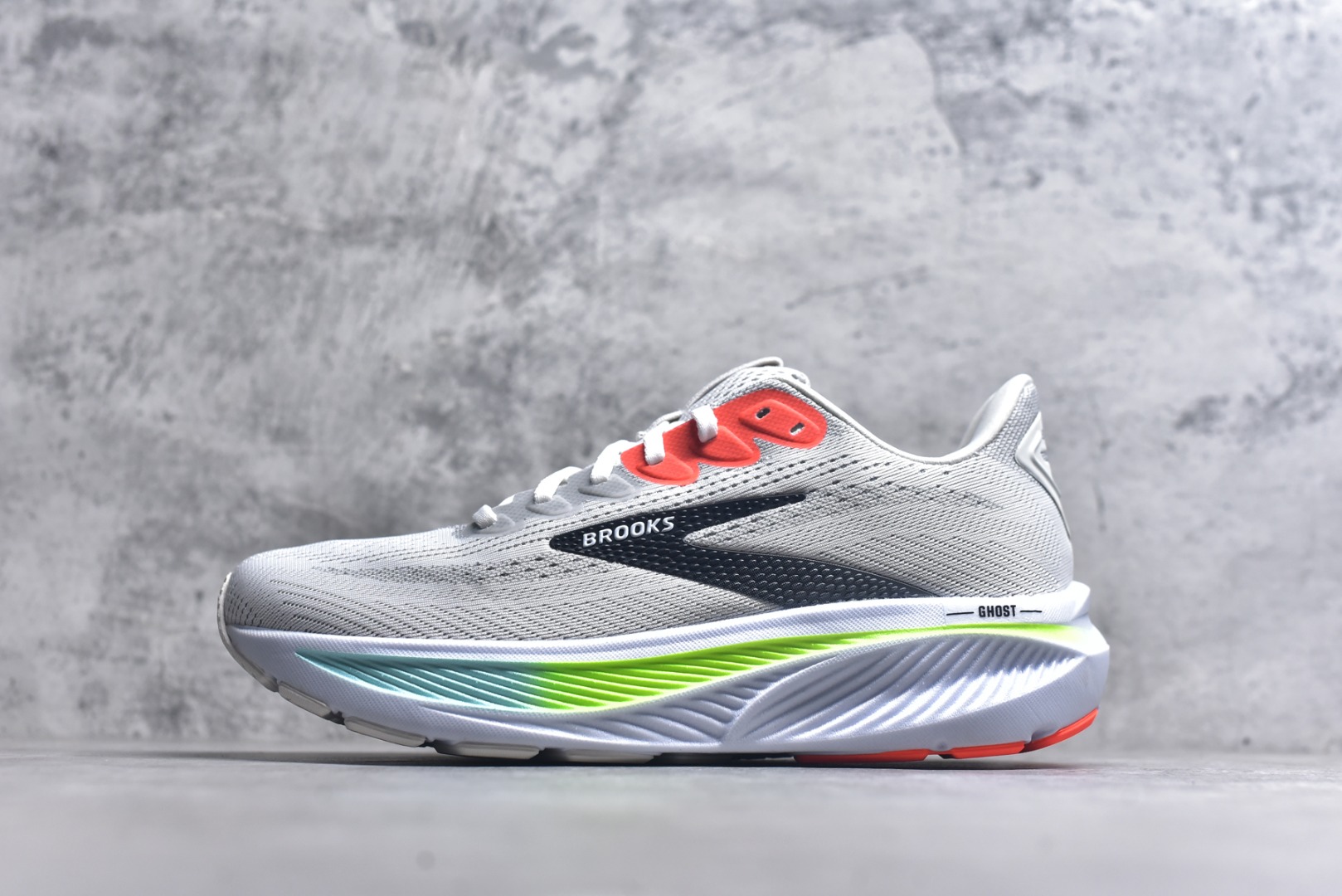 #Brooks布鲁克斯 Ghost 17 马拉松舒适百搭防滑耐磨低帮跑步鞋 Brooks 四大跑鞋之一 百年品牌 跑鞋从外形上基本就能判断这是一款速度跑鞋 简洁干练的外形结构和极强的运动流线型看着非常有速度感 上脚的第一感觉是非常轻 美码9码的鞋单只206g不到 从个人偏好来说 200g左右的竞速鞋最具安全感 鞋面采用单层网布 很薄 前掌使用了大量开放式网眼 排气直接快速 透气性上乘 鞋舌也是轻量化设计 仅为一层麂皮 和脚背完美贴合 鞋舌中央有个防偏穿孔 从实际穿着来看 通常鞋舌都是外偏 如果是防偏穿孔位于中心 防偏效果其实并不十分有效 如果采用趋外侧的偏心设计更有效 鞋帮泡棉填充量不大 但非常紧凑 贴合舒适 包裹稳固 内置硬质TPU保证必要的稳定性 跑鞋中底采用的是DNA FLASH科技材料 DNA FLASH中底科技 是Brooks第一款将氮气注入中底的创新科技 主要原理是借助“超临界流体”发泡技术 将液态氮稳定的转化为气态氮 并使其均匀地形成无数紧密贴合的密闭式气囊结构 尺码：36 36.5 37.5 38 38.5 39 40 40.5 41 42 42.5 43 44 44.5 45-选品中心