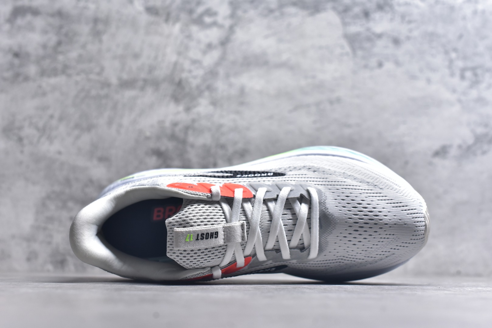 图片[4]-#Brooks布鲁克斯 Ghost 17 马拉松舒适百搭防滑耐磨低帮跑步鞋 Brooks 四大跑鞋之一 百年品牌 跑鞋从外形上基本就能判断这是一款速度跑鞋 简洁干练的外形结构和极强的运动流线型看着非常有速度感 上脚的第一感觉是非常轻 美码9码的鞋单只206g不到 从个人偏好来说 200g左右的竞速鞋最具安全感 鞋面采用单层网布 很薄 前掌使用了大量开放式网眼 排气直接快速 透气性上乘 鞋舌也是轻量化设计 仅为一层麂皮 和脚背完美贴合 鞋舌中央有个防偏穿孔 从实际穿着来看 通常鞋舌都是外偏 如果是防偏穿孔位于中心 防偏效果其实并不十分有效 如果采用趋外侧的偏心设计更有效 鞋帮泡棉填充量不大 但非常紧凑 贴合舒适 包裹稳固 内置硬质TPU保证必要的稳定性 跑鞋中底采用的是DNA FLASH科技材料 DNA FLASH中底科技 是Brooks第一款将氮气注入中底的创新科技 主要原理是借助“超临界流体”发泡技术 将液态氮稳定的转化为气态氮 并使其均匀地形成无数紧密贴合的密闭式气囊结构 尺码：36 36.5 37.5 38 38.5 39 40 40.5 41 42 42.5 43 44 44.5 45-选品中心