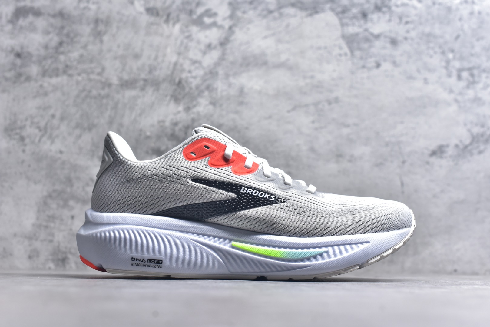 图片[3]-#Brooks布鲁克斯 Ghost 17 马拉松舒适百搭防滑耐磨低帮跑步鞋 Brooks 四大跑鞋之一 百年品牌 跑鞋从外形上基本就能判断这是一款速度跑鞋 简洁干练的外形结构和极强的运动流线型看着非常有速度感 上脚的第一感觉是非常轻 美码9码的鞋单只206g不到 从个人偏好来说 200g左右的竞速鞋最具安全感 鞋面采用单层网布 很薄 前掌使用了大量开放式网眼 排气直接快速 透气性上乘 鞋舌也是轻量化设计 仅为一层麂皮 和脚背完美贴合 鞋舌中央有个防偏穿孔 从实际穿着来看 通常鞋舌都是外偏 如果是防偏穿孔位于中心 防偏效果其实并不十分有效 如果采用趋外侧的偏心设计更有效 鞋帮泡棉填充量不大 但非常紧凑 贴合舒适 包裹稳固 内置硬质TPU保证必要的稳定性 跑鞋中底采用的是DNA FLASH科技材料 DNA FLASH中底科技 是Brooks第一款将氮气注入中底的创新科技 主要原理是借助“超临界流体”发泡技术 将液态氮稳定的转化为气态氮 并使其均匀地形成无数紧密贴合的密闭式气囊结构 尺码：36 36.5 37.5 38 38.5 39 40 40.5 41 42 42.5 43 44 44.5 45-选品中心