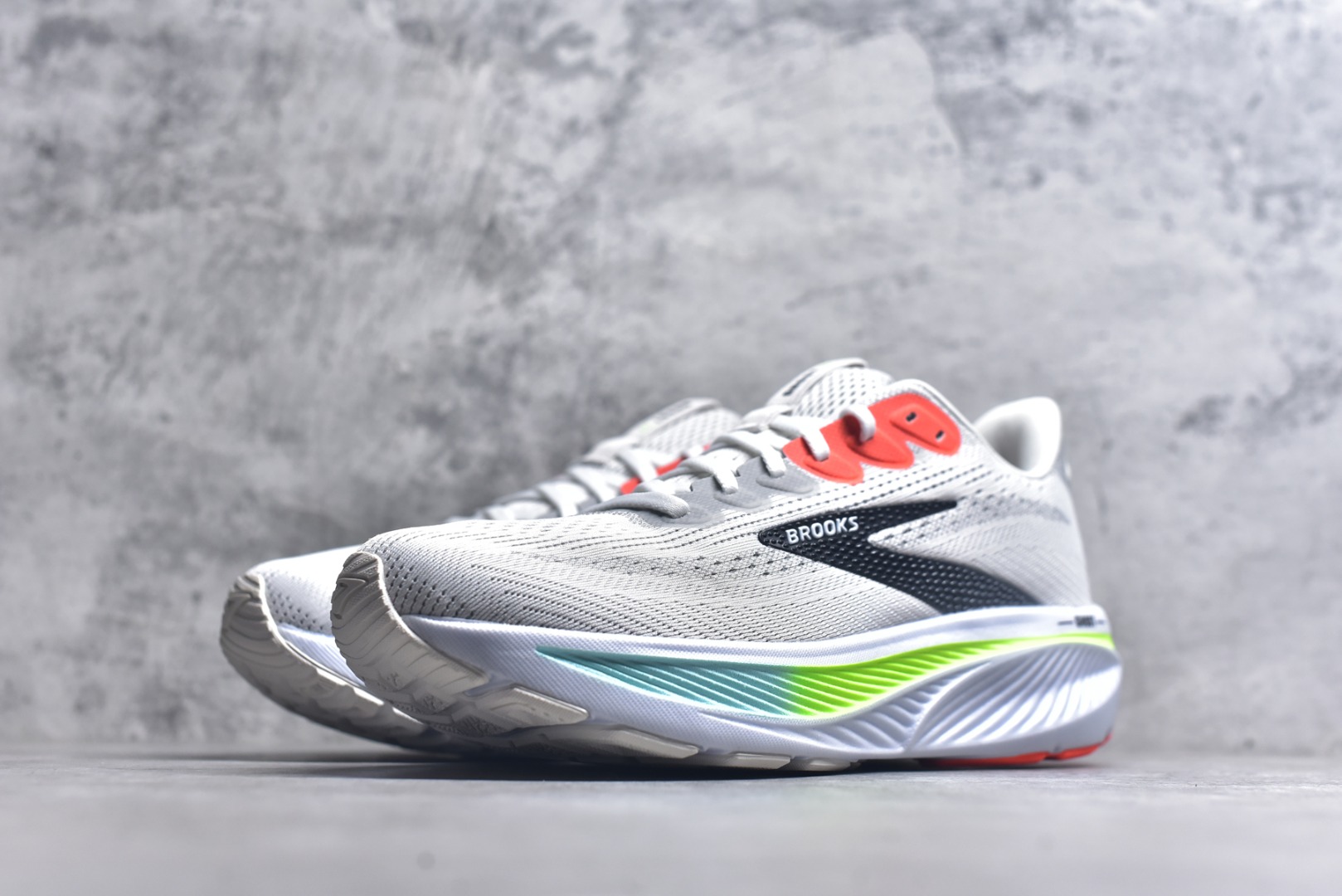 图片[2]-#Brooks布鲁克斯 Ghost 17 马拉松舒适百搭防滑耐磨低帮跑步鞋 Brooks 四大跑鞋之一 百年品牌 跑鞋从外形上基本就能判断这是一款速度跑鞋 简洁干练的外形结构和极强的运动流线型看着非常有速度感 上脚的第一感觉是非常轻 美码9码的鞋单只206g不到 从个人偏好来说 200g左右的竞速鞋最具安全感 鞋面采用单层网布 很薄 前掌使用了大量开放式网眼 排气直接快速 透气性上乘 鞋舌也是轻量化设计 仅为一层麂皮 和脚背完美贴合 鞋舌中央有个防偏穿孔 从实际穿着来看 通常鞋舌都是外偏 如果是防偏穿孔位于中心 防偏效果其实并不十分有效 如果采用趋外侧的偏心设计更有效 鞋帮泡棉填充量不大 但非常紧凑 贴合舒适 包裹稳固 内置硬质TPU保证必要的稳定性 跑鞋中底采用的是DNA FLASH科技材料 DNA FLASH中底科技 是Brooks第一款将氮气注入中底的创新科技 主要原理是借助“超临界流体”发泡技术 将液态氮稳定的转化为气态氮 并使其均匀地形成无数紧密贴合的密闭式气囊结构 尺码：36 36.5 37.5 38 38.5 39 40 40.5 41 42 42.5 43 44 44.5 45-选品中心