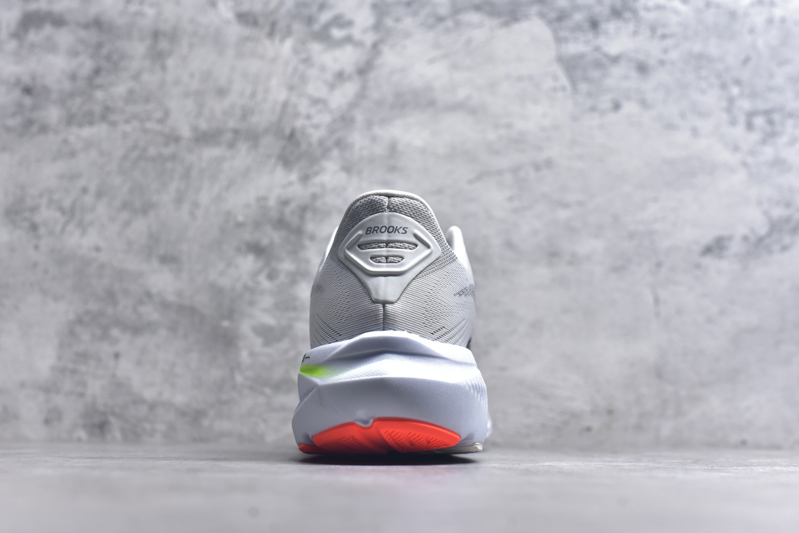 图片[5]-#Brooks布鲁克斯 Ghost 17 马拉松舒适百搭防滑耐磨低帮跑步鞋 Brooks 四大跑鞋之一 百年品牌 跑鞋从外形上基本就能判断这是一款速度跑鞋 简洁干练的外形结构和极强的运动流线型看着非常有速度感 上脚的第一感觉是非常轻 美码9码的鞋单只206g不到 从个人偏好来说 200g左右的竞速鞋最具安全感 鞋面采用单层网布 很薄 前掌使用了大量开放式网眼 排气直接快速 透气性上乘 鞋舌也是轻量化设计 仅为一层麂皮 和脚背完美贴合 鞋舌中央有个防偏穿孔 从实际穿着来看 通常鞋舌都是外偏 如果是防偏穿孔位于中心 防偏效果其实并不十分有效 如果采用趋外侧的偏心设计更有效 鞋帮泡棉填充量不大 但非常紧凑 贴合舒适 包裹稳固 内置硬质TPU保证必要的稳定性 跑鞋中底采用的是DNA FLASH科技材料 DNA FLASH中底科技 是Brooks第一款将氮气注入中底的创新科技 主要原理是借助“超临界流体”发泡技术 将液态氮稳定的转化为气态氮 并使其均匀地形成无数紧密贴合的密闭式气囊结构 尺码：36 36.5 37.5 38 38.5 39 40 40.5 41 42 42.5 43 44 44.5 45-选品中心