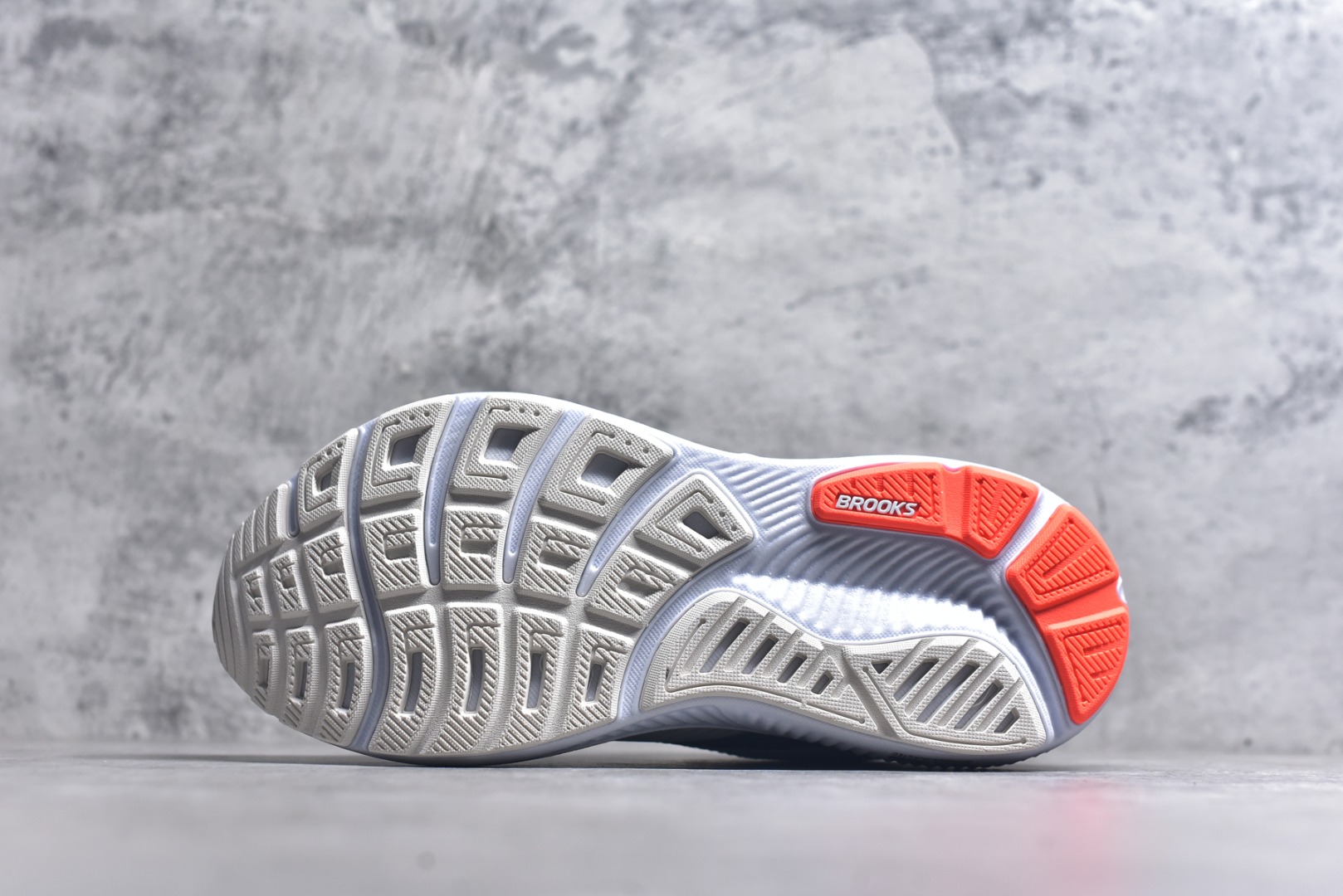 图片[6]-#Brooks布鲁克斯 Ghost 17 马拉松舒适百搭防滑耐磨低帮跑步鞋 Brooks 四大跑鞋之一 百年品牌 跑鞋从外形上基本就能判断这是一款速度跑鞋 简洁干练的外形结构和极强的运动流线型看着非常有速度感 上脚的第一感觉是非常轻 美码9码的鞋单只206g不到 从个人偏好来说 200g左右的竞速鞋最具安全感 鞋面采用单层网布 很薄 前掌使用了大量开放式网眼 排气直接快速 透气性上乘 鞋舌也是轻量化设计 仅为一层麂皮 和脚背完美贴合 鞋舌中央有个防偏穿孔 从实际穿着来看 通常鞋舌都是外偏 如果是防偏穿孔位于中心 防偏效果其实并不十分有效 如果采用趋外侧的偏心设计更有效 鞋帮泡棉填充量不大 但非常紧凑 贴合舒适 包裹稳固 内置硬质TPU保证必要的稳定性 跑鞋中底采用的是DNA FLASH科技材料 DNA FLASH中底科技 是Brooks第一款将氮气注入中底的创新科技 主要原理是借助“超临界流体”发泡技术 将液态氮稳定的转化为气态氮 并使其均匀地形成无数紧密贴合的密闭式气囊结构 尺码：36 36.5 37.5 38 38.5 39 40 40.5 41 42 42.5 43 44 44.5 45-选品中心