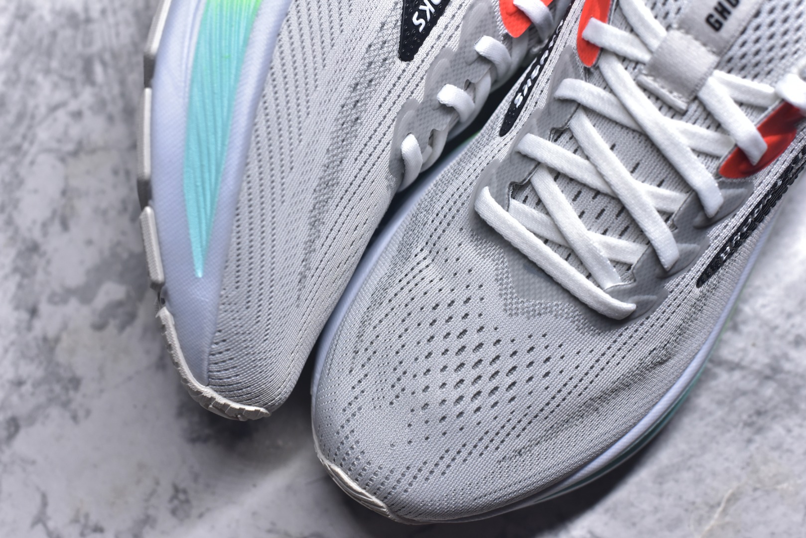 图片[8]-#Brooks布鲁克斯 Ghost 17 马拉松舒适百搭防滑耐磨低帮跑步鞋 Brooks 四大跑鞋之一 百年品牌 跑鞋从外形上基本就能判断这是一款速度跑鞋 简洁干练的外形结构和极强的运动流线型看着非常有速度感 上脚的第一感觉是非常轻 美码9码的鞋单只206g不到 从个人偏好来说 200g左右的竞速鞋最具安全感 鞋面采用单层网布 很薄 前掌使用了大量开放式网眼 排气直接快速 透气性上乘 鞋舌也是轻量化设计 仅为一层麂皮 和脚背完美贴合 鞋舌中央有个防偏穿孔 从实际穿着来看 通常鞋舌都是外偏 如果是防偏穿孔位于中心 防偏效果其实并不十分有效 如果采用趋外侧的偏心设计更有效 鞋帮泡棉填充量不大 但非常紧凑 贴合舒适 包裹稳固 内置硬质TPU保证必要的稳定性 跑鞋中底采用的是DNA FLASH科技材料 DNA FLASH中底科技 是Brooks第一款将氮气注入中底的创新科技 主要原理是借助“超临界流体”发泡技术 将液态氮稳定的转化为气态氮 并使其均匀地形成无数紧密贴合的密闭式气囊结构 尺码：36 36.5 37.5 38 38.5 39 40 40.5 41 42 42.5 43 44 44.5 45-选品中心